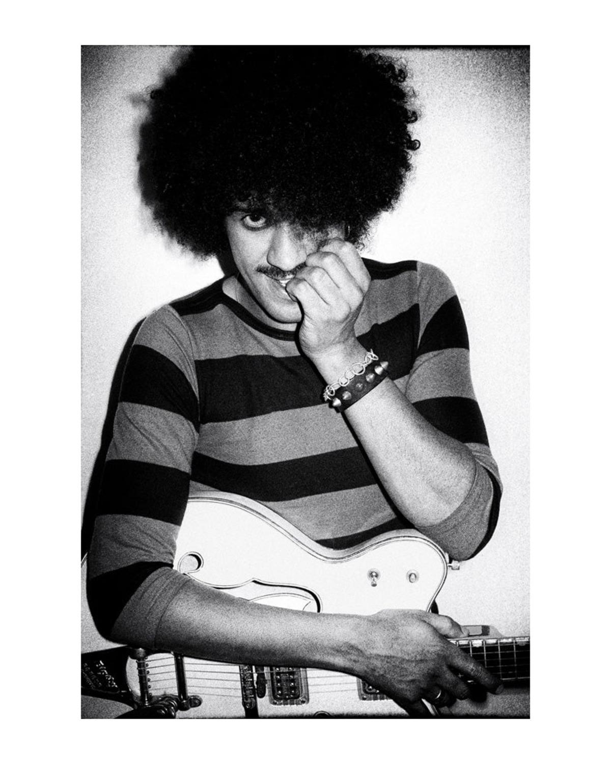 Der irische Sänger, Bassist und Songschreiber Phil Lynott bei den Aufnahmen für "The Old Grey Whistle Test" bei der BBC in London, UK.

Auf Bestellung gedruckt auf Hahnemühle Photo Rag 308gsm Fine Art Paper von einer Hahnemühle-zertifizierten