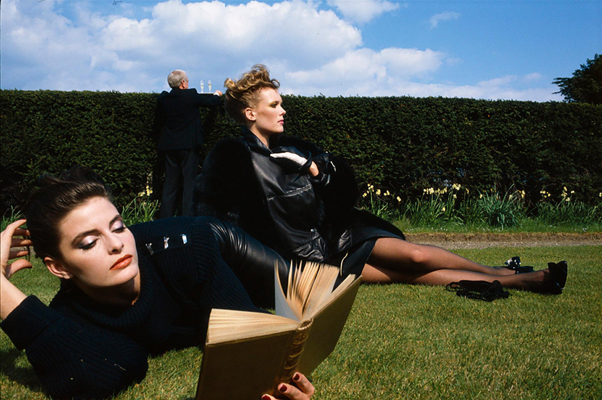 Joan & Nancy (Lesezeit), Castle Howard, North Yorkshire, Großbritannien, US VOGUE, 1982 – Photograph von Denis Piel