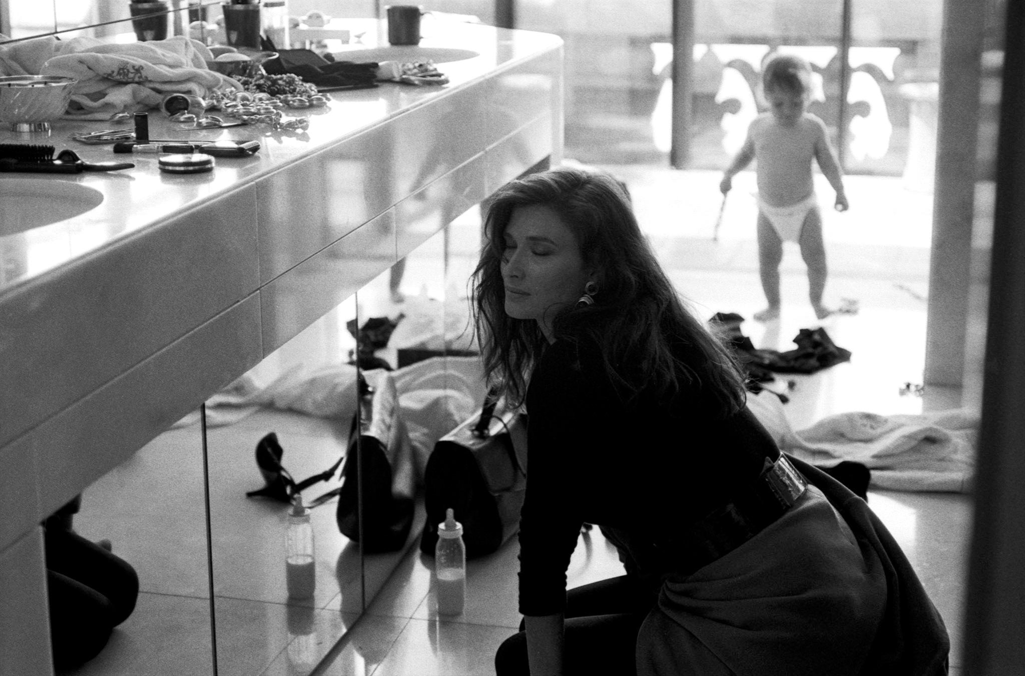 Rosemary (Baby im Badezimmer), Donna Karan, NYC, 1986 – Photograph von Denis Piel