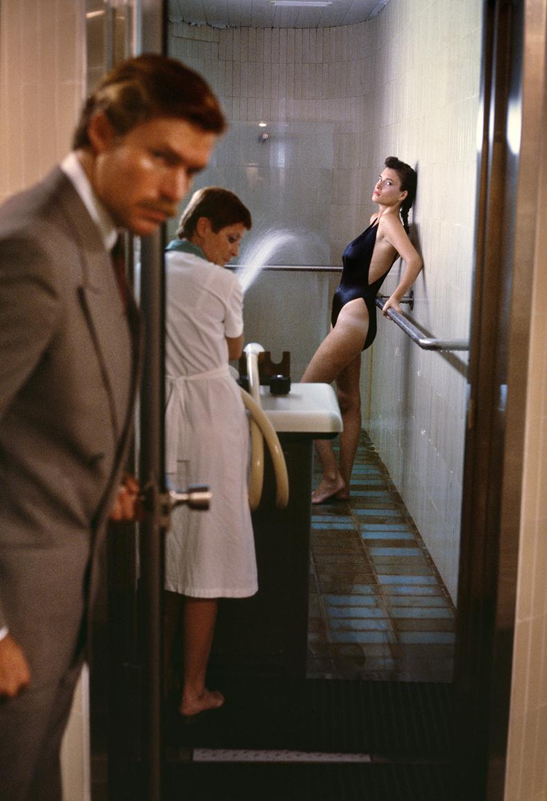 Rosemary, Massaggio in acqua, La fuga perfetta, Biarritz, Francia, US VOGUE, 1981 - Photograph di Denis Piel