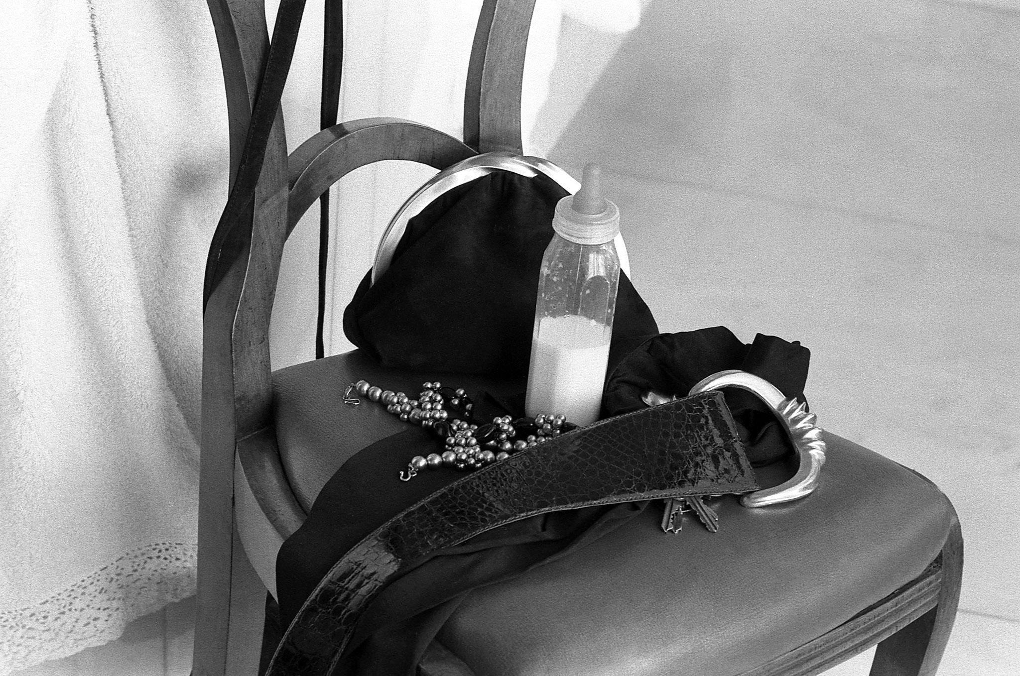 Denis Piel Portrait Photograph – Stillleben, Accessoires und Babyflasche, Donna Karan, NYC, 1986
