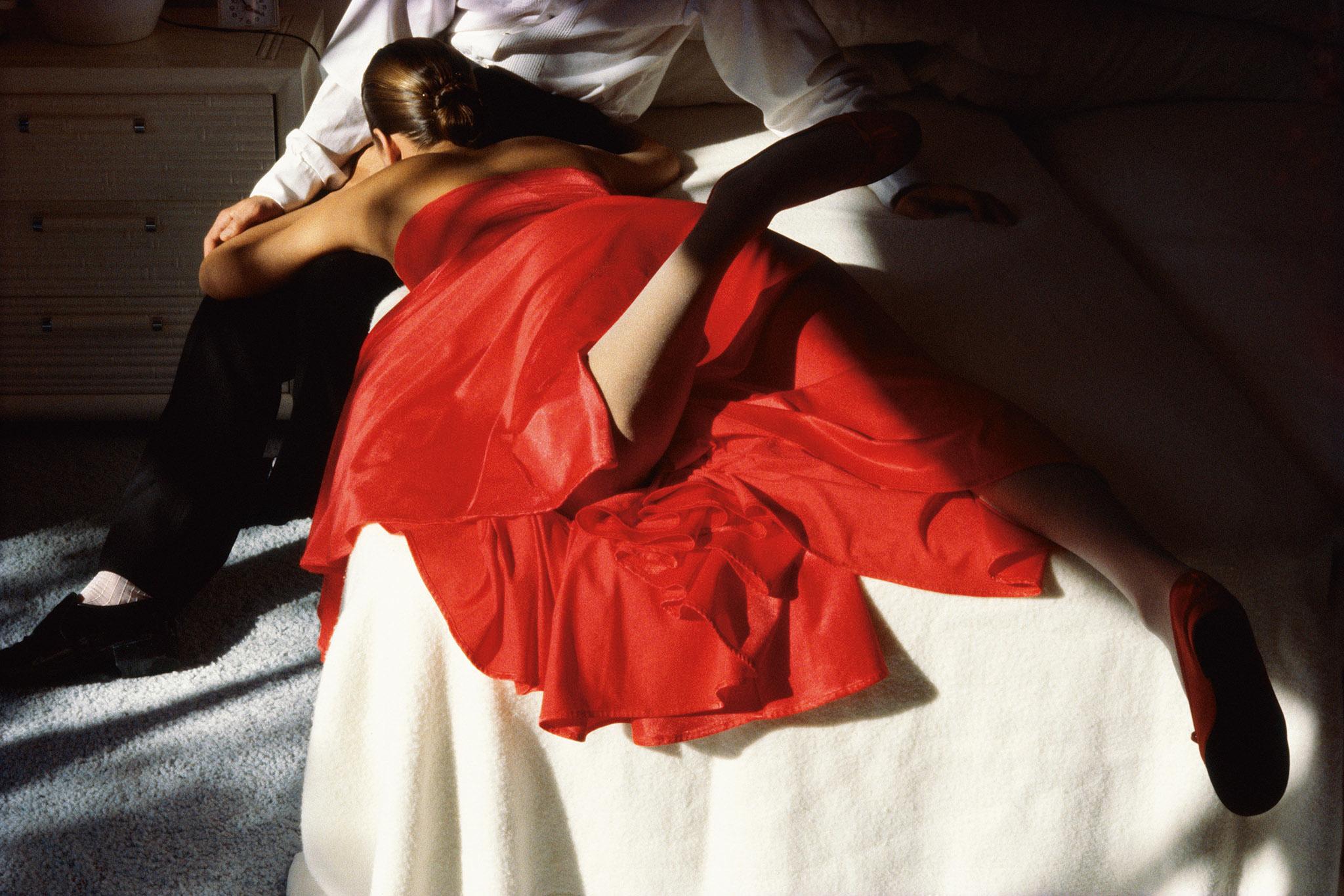 Suzanne Accosta, Rotes Kleid, Key West, Florida, 1979 – Photograph von Denis Piel
