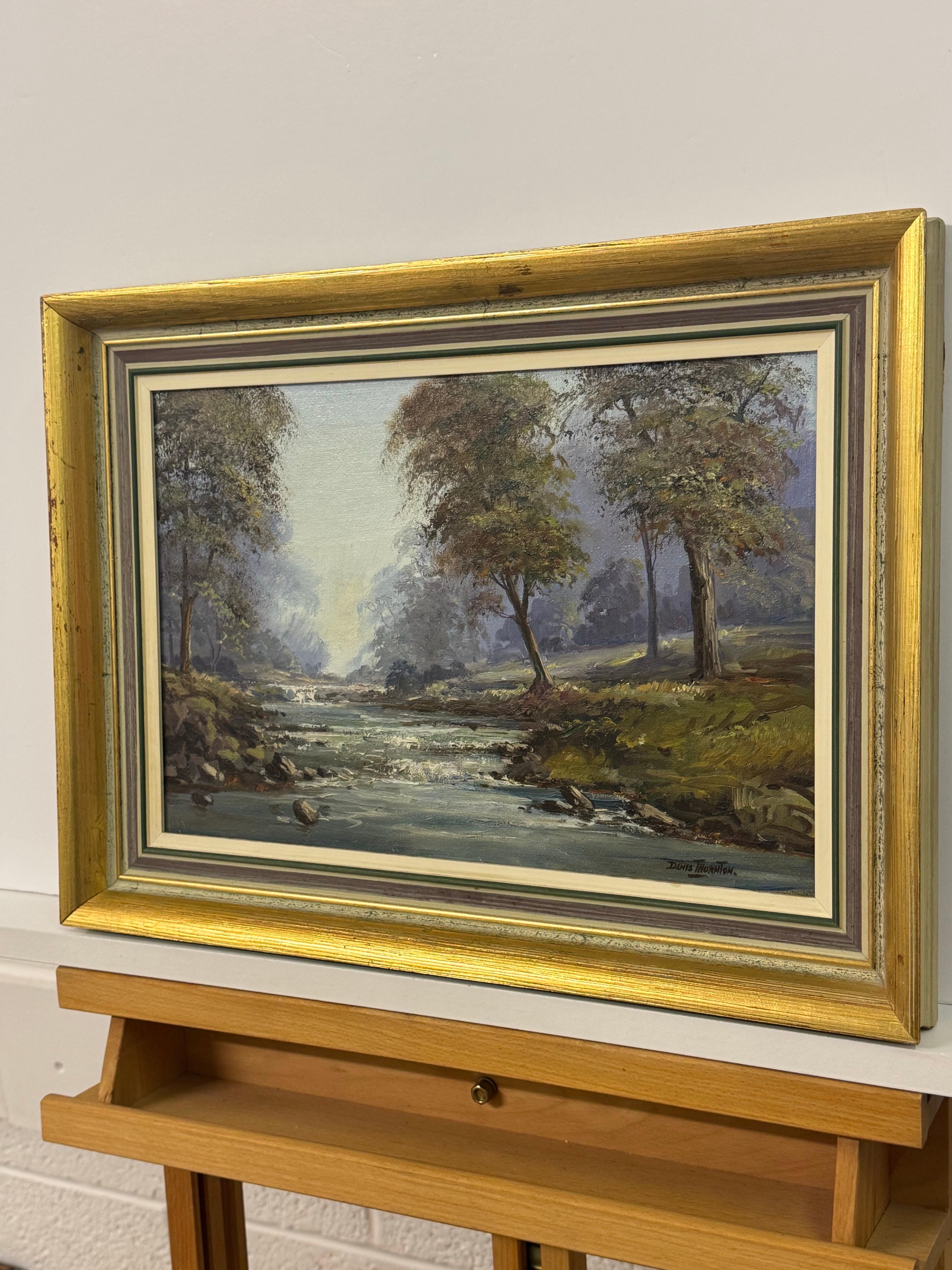 Pintura al óleo de un río arbolado en un bosque de Irlanda por un artista irlandés - Landscape Painting Marrón de Denis Thornton