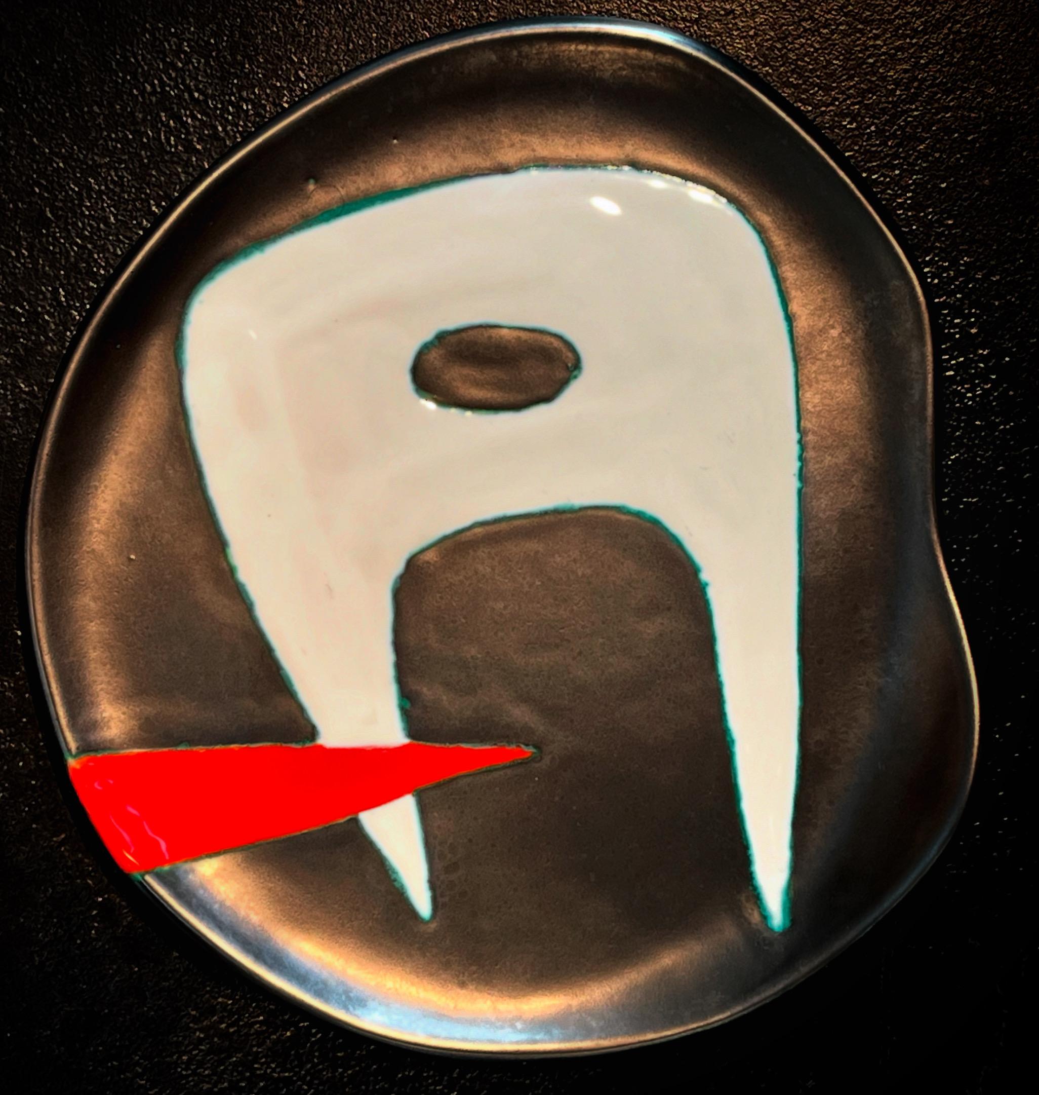Peter and Denise Oralndo (USA/France): large decorative dish in ceramic enamelled with a black iron oxide background, with abstract incised motifs

circa 1952-55, France

Signed 