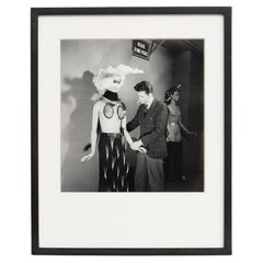 Gerahmte Fotografie von Denise Bellon, 1938 – „Maurice Henry und sein Mannequin“