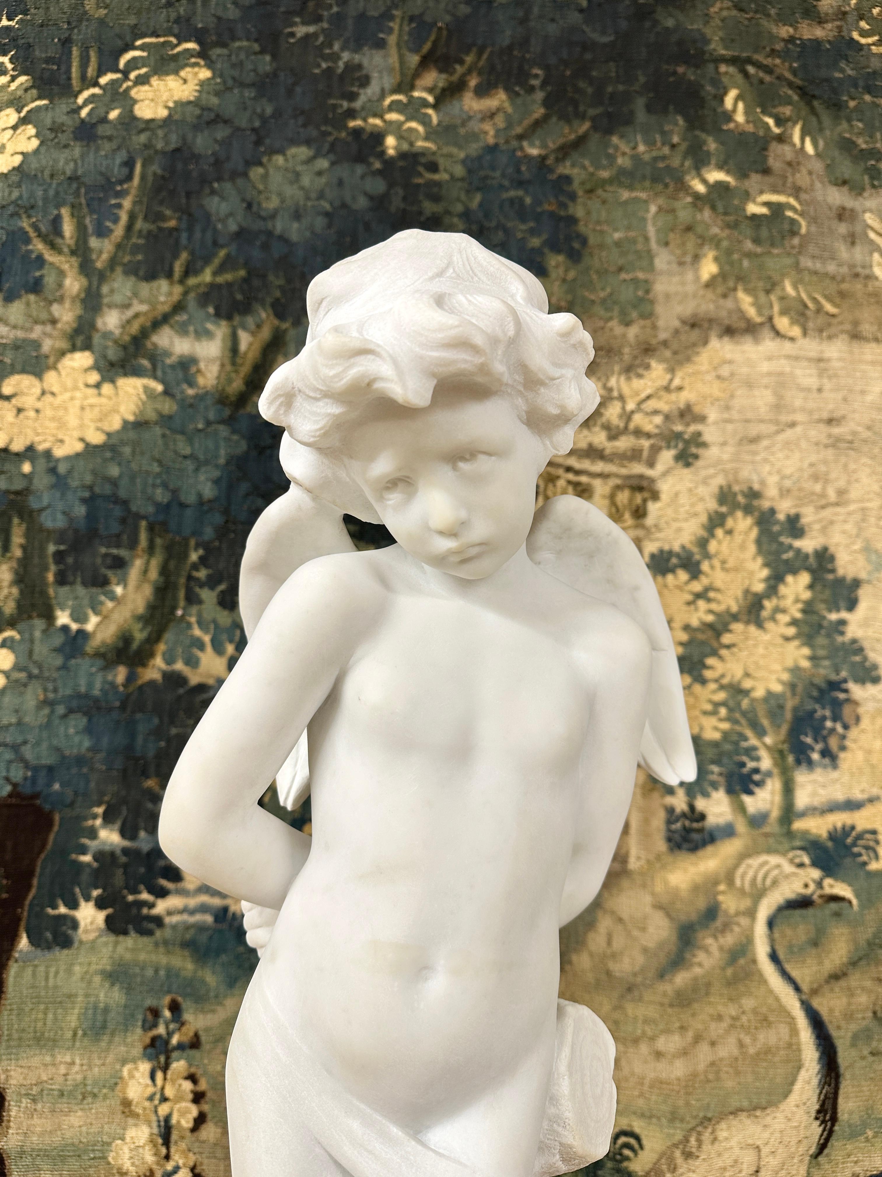 Statue de Cupidon en marbre blanc, signée Denise Delavigne 5
