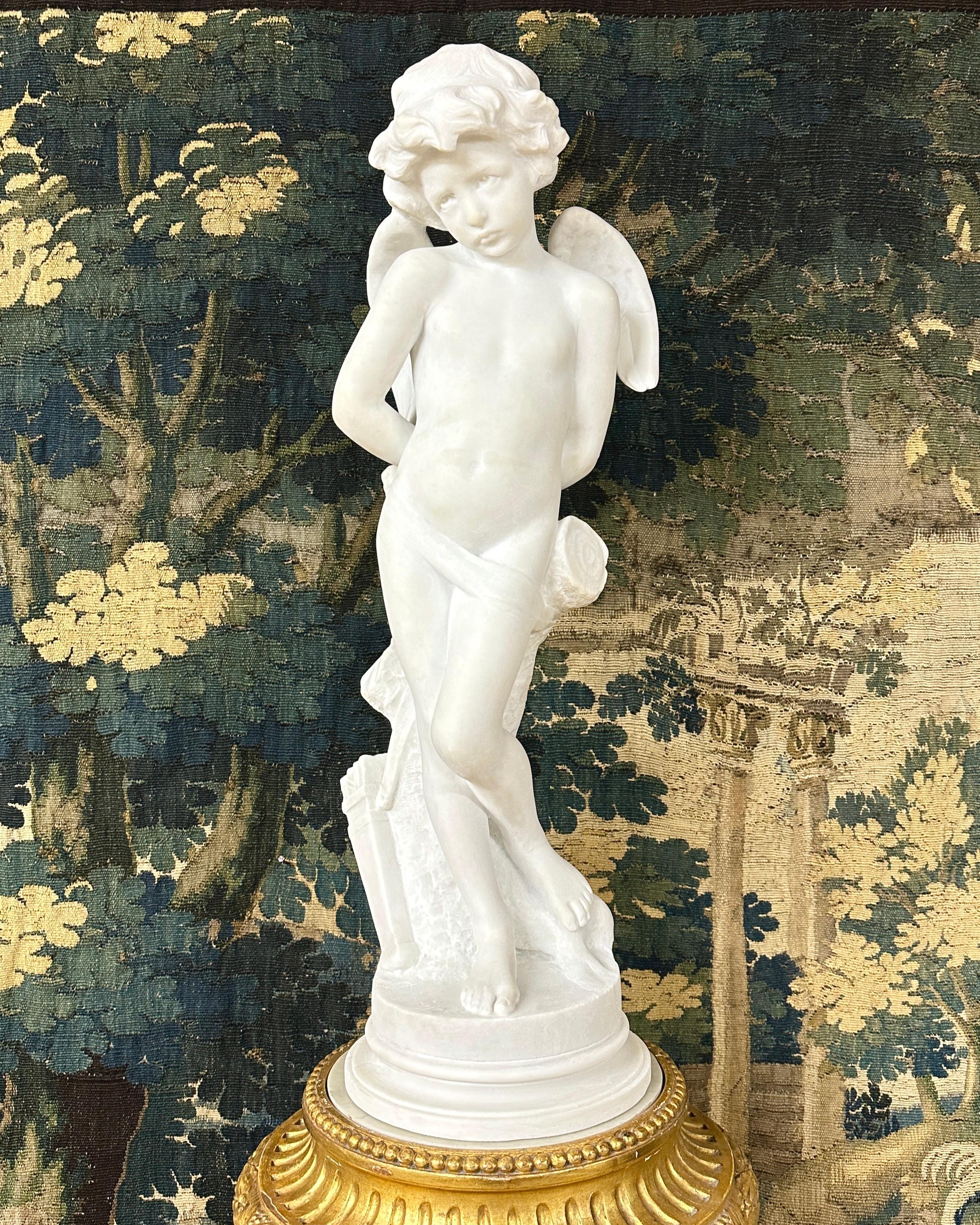 Statue de Cupidon en marbre blanc, signée Denise Delavigne 7