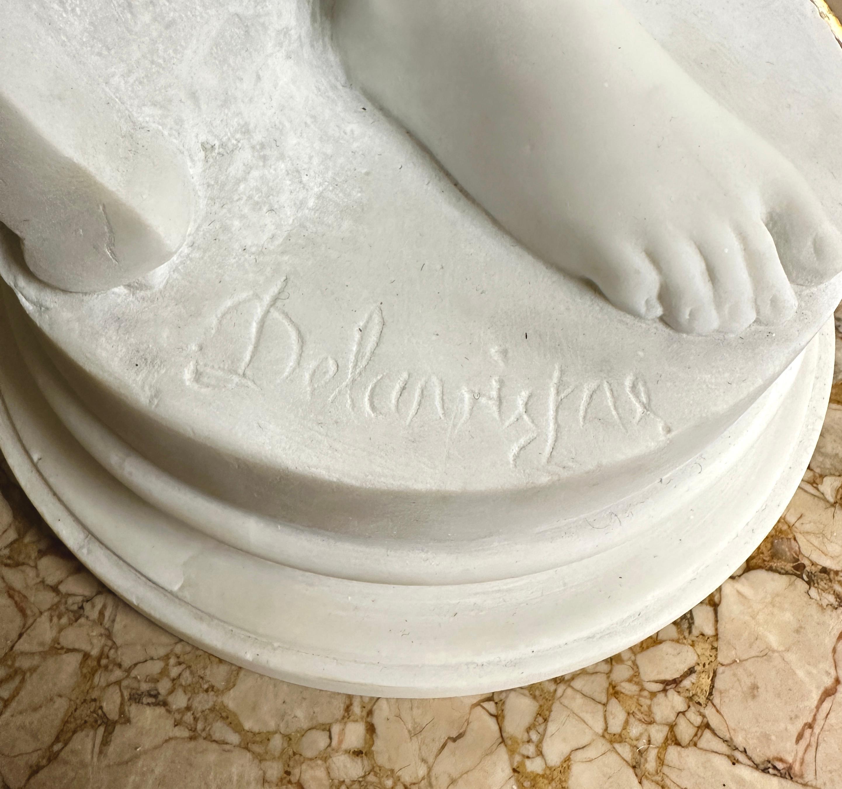 Statue de Cupidon en marbre blanc de Carrare. Le chérubin debout, les mains liées et le visage triste, avec son carquois à ses pieds. Signature sur la terrasse 