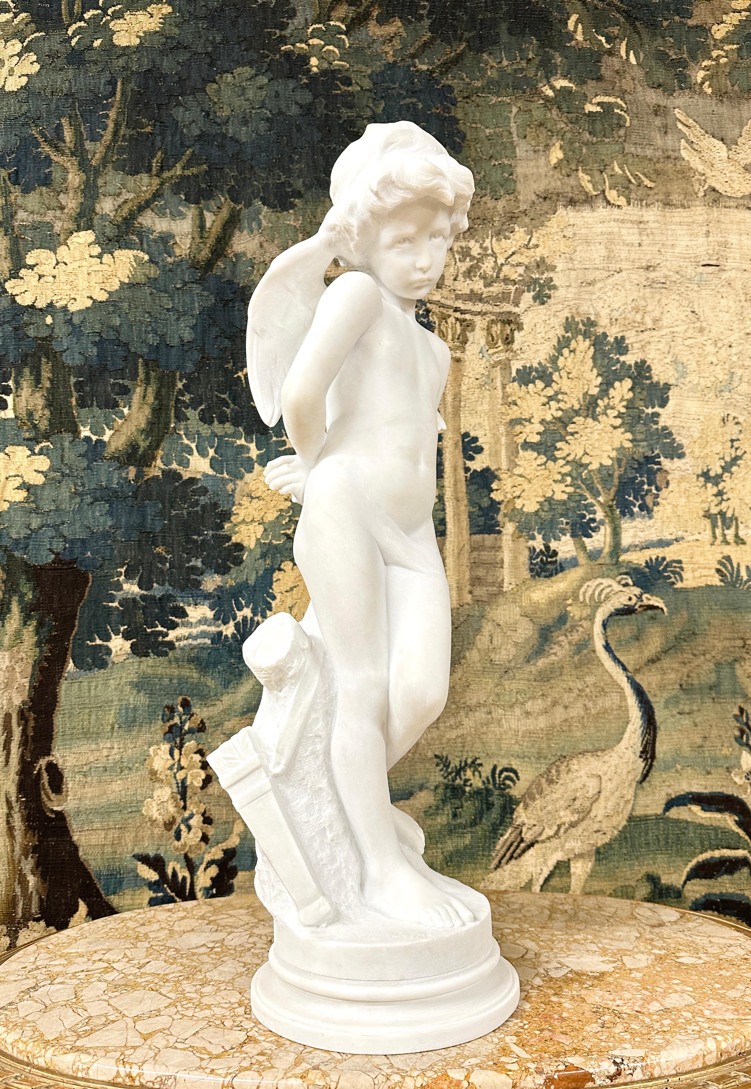 Statue de Cupidon en marbre blanc, signée Denise Delavigne 3