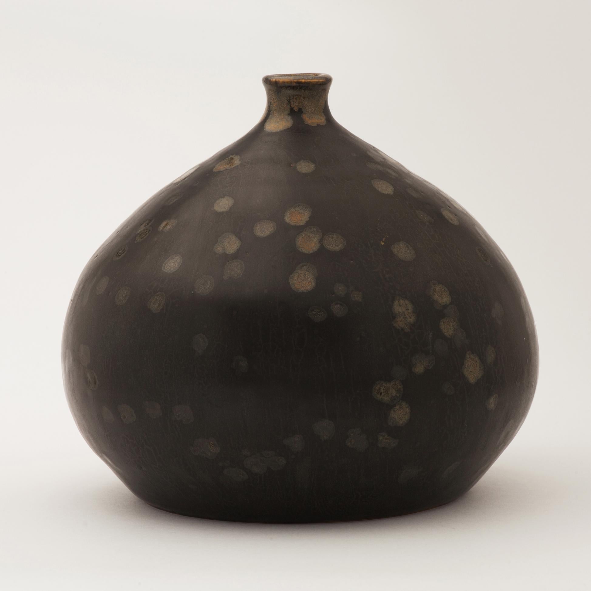 Rare ceramic vase pear shape by Denise Pointud Detraz. Handmade stoneware with beautiful glaze.
Unique piece.