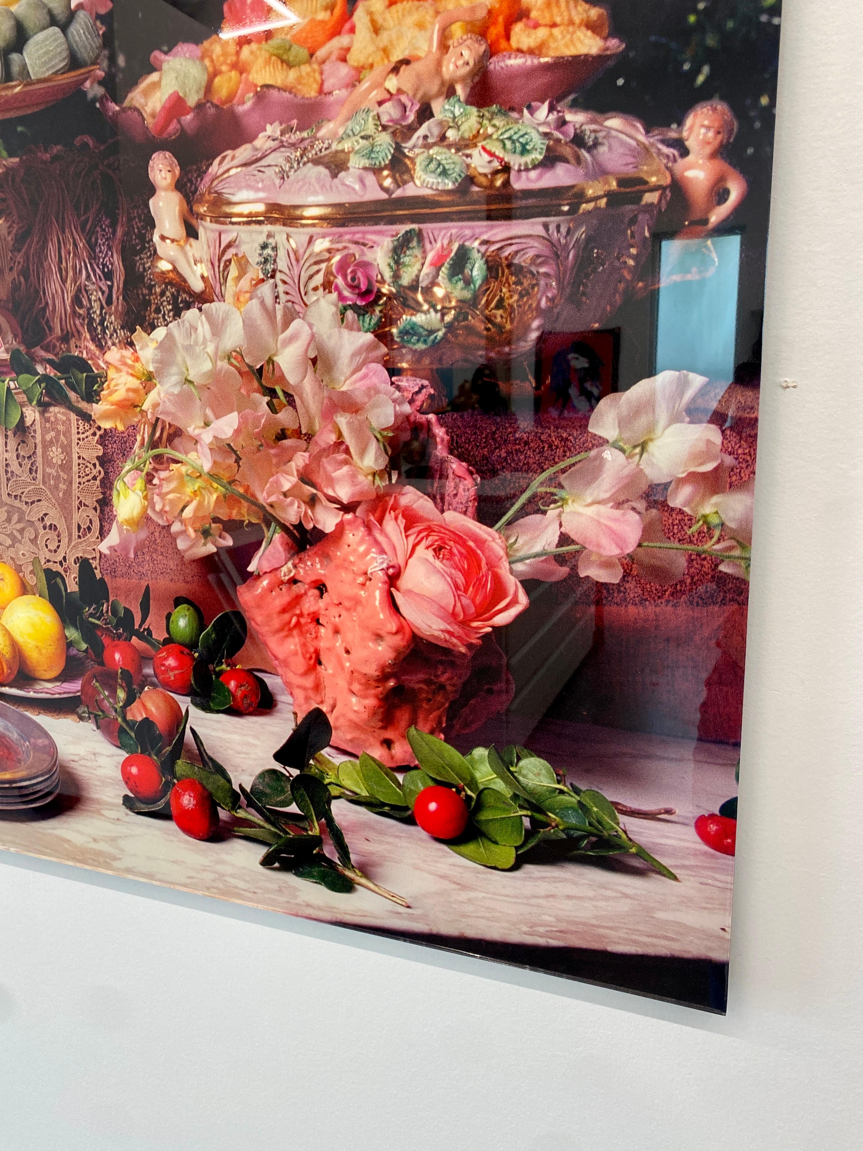 Die Serie Conceptual Still Life umfasst Fotografien und Gemälde, die sich mit der Art und Weise befassen, wie Lebensmittel und Blumen im Laufe der Geschichte als Signifikanten verwendet wurden. Diese spielerische Würdigung verbindet die Sensibilität