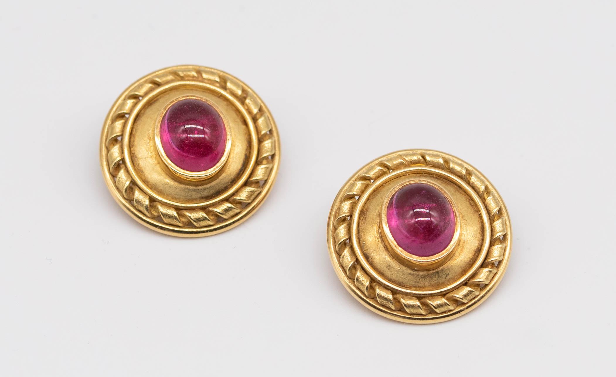 Pastellfarben sind ein zuverlässiger Vorbote des Sommers und angenehmer Urlaubszeiten, und diese hübschen Ohrclips wären eine willkommene Ergänzung für jede Reisegarderobe.  Sie sind von Denise Roberge signiert, und ihre verspielten und doch