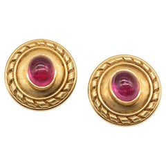Denise Roberge Ohrclips aus 18 Karat Gold mit Bubblegum-Turmalin und Cabochon