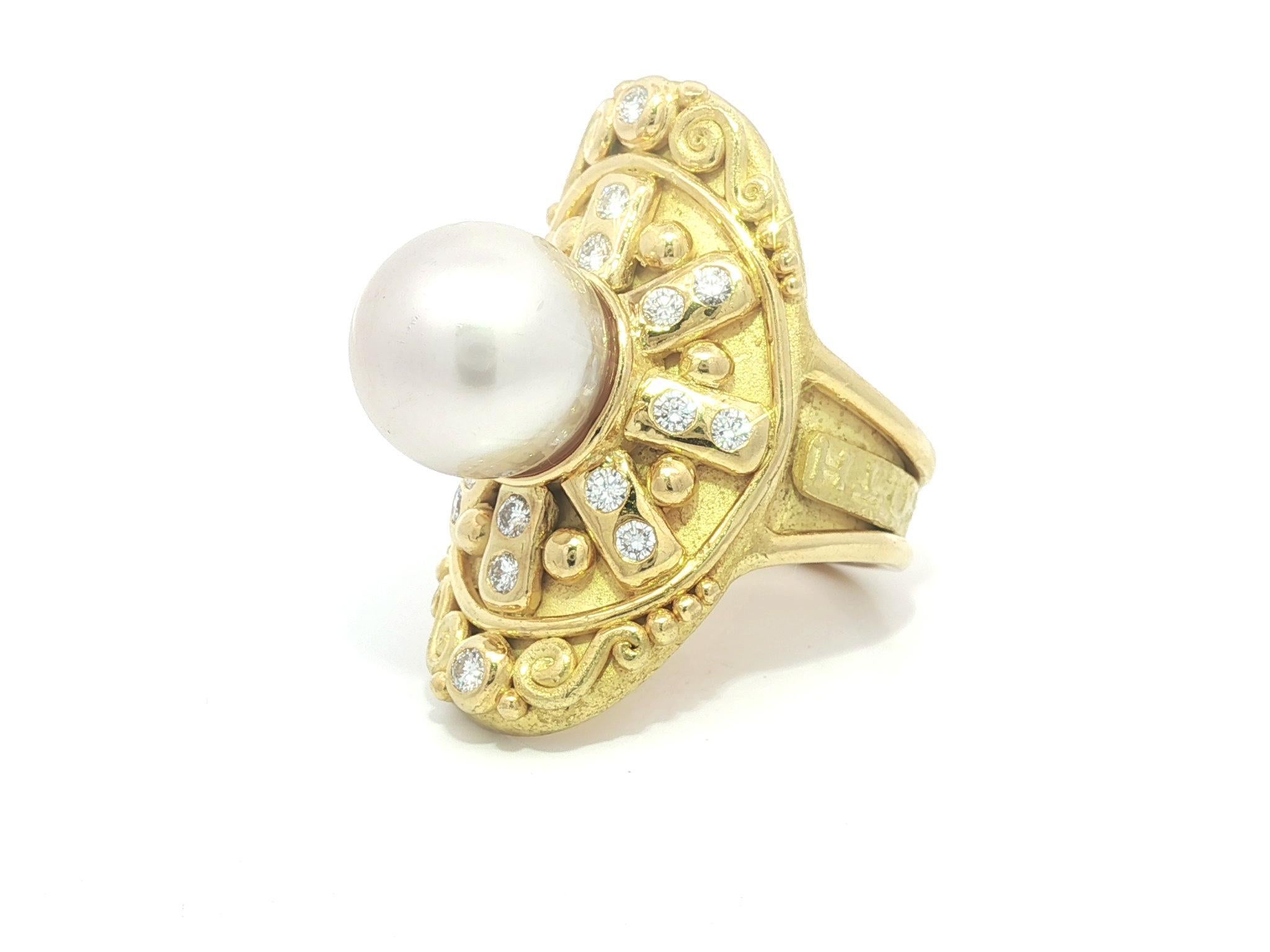 Denise Roberge Bague en or 18k avec perles et diamants, longuement bombée et ornée d'un travail à la grecque détaillé en vente 5