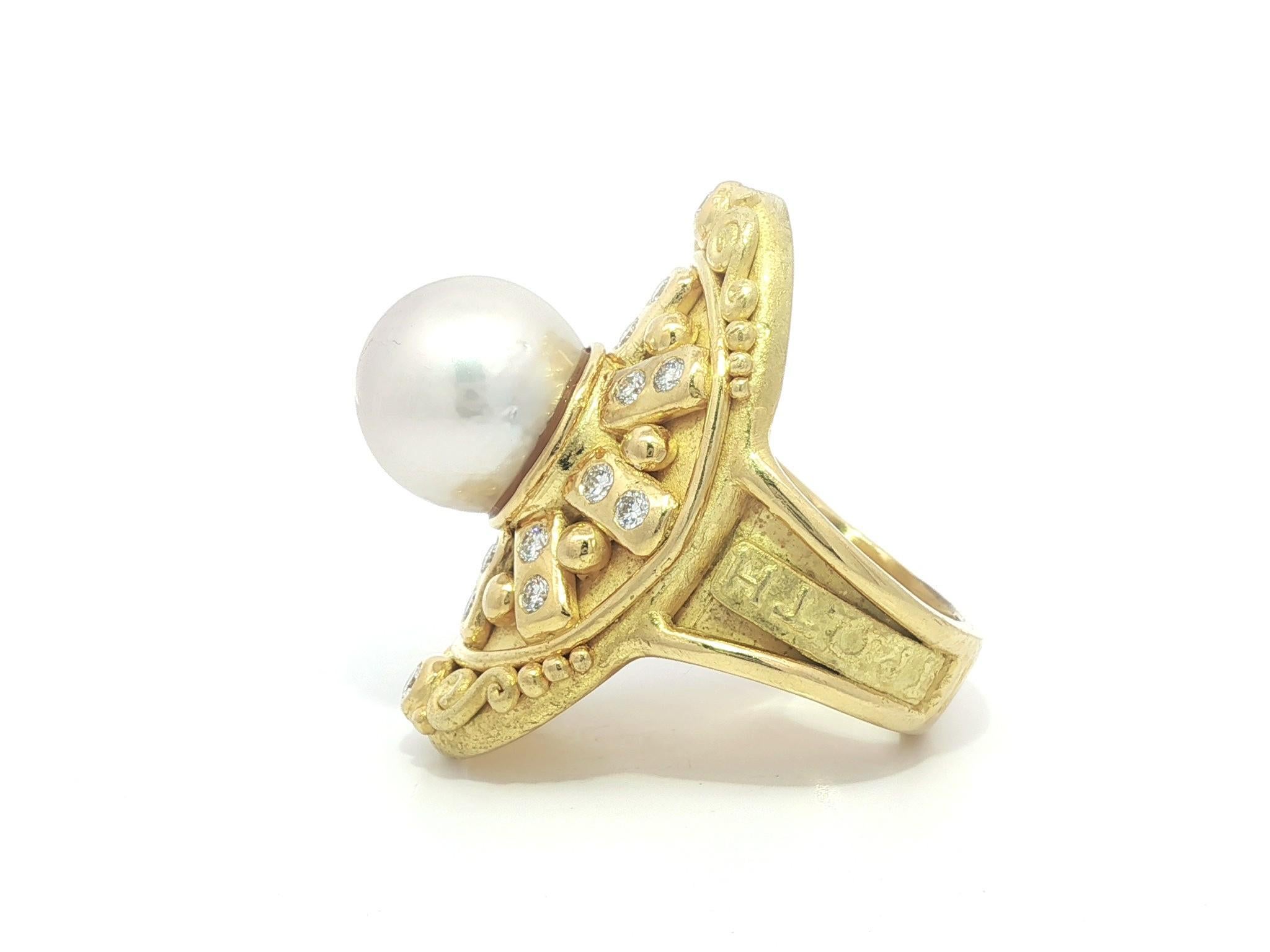 Denise Roberge Bague en or 18k avec perles et diamants, longuement bombée et ornée d'un travail à la grecque détaillé en vente 6