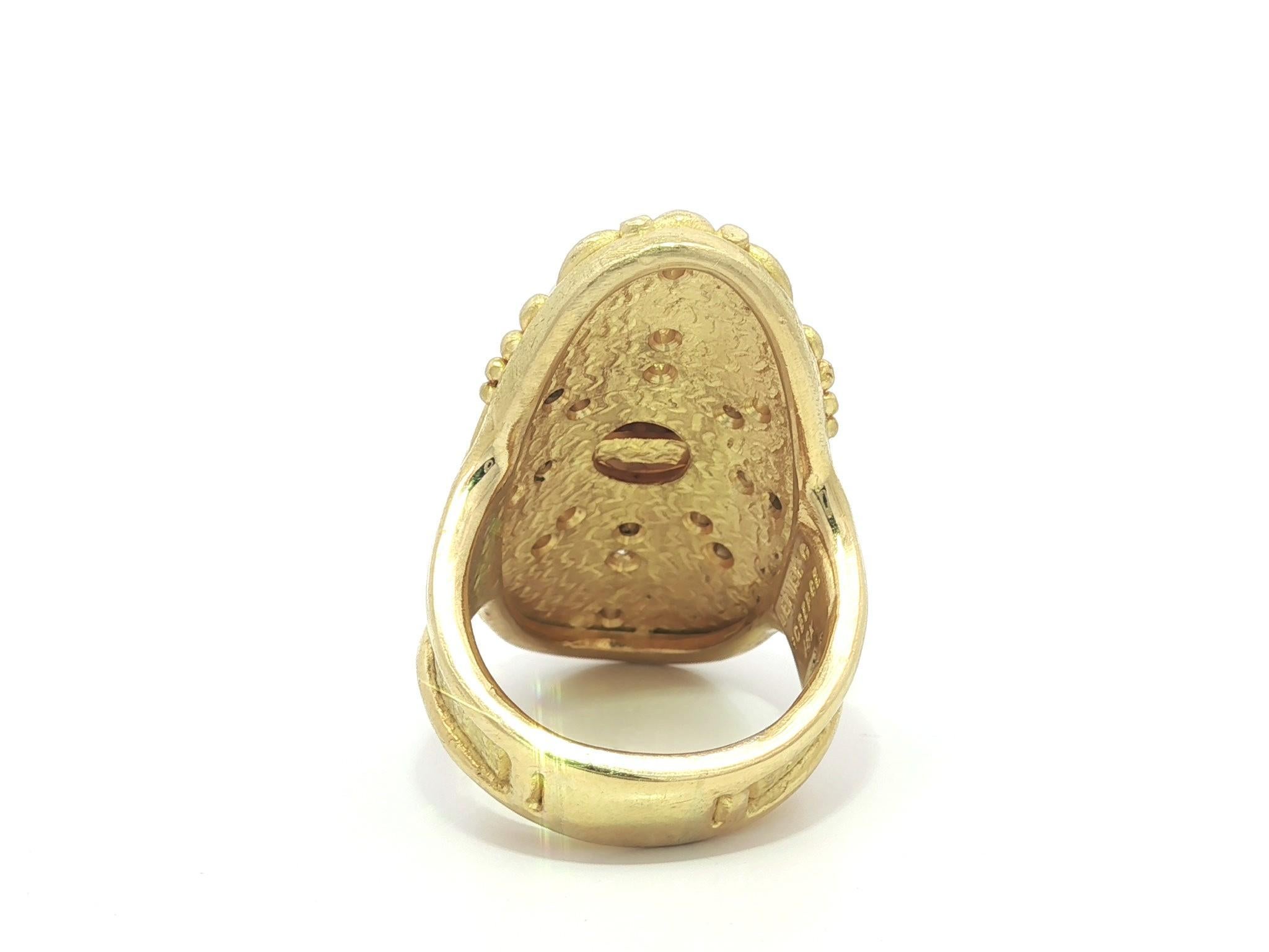 Denise Roberge Bague en or 18k avec perles et diamants, longuement bombée et ornée d'un travail à la grecque détaillé en vente 7