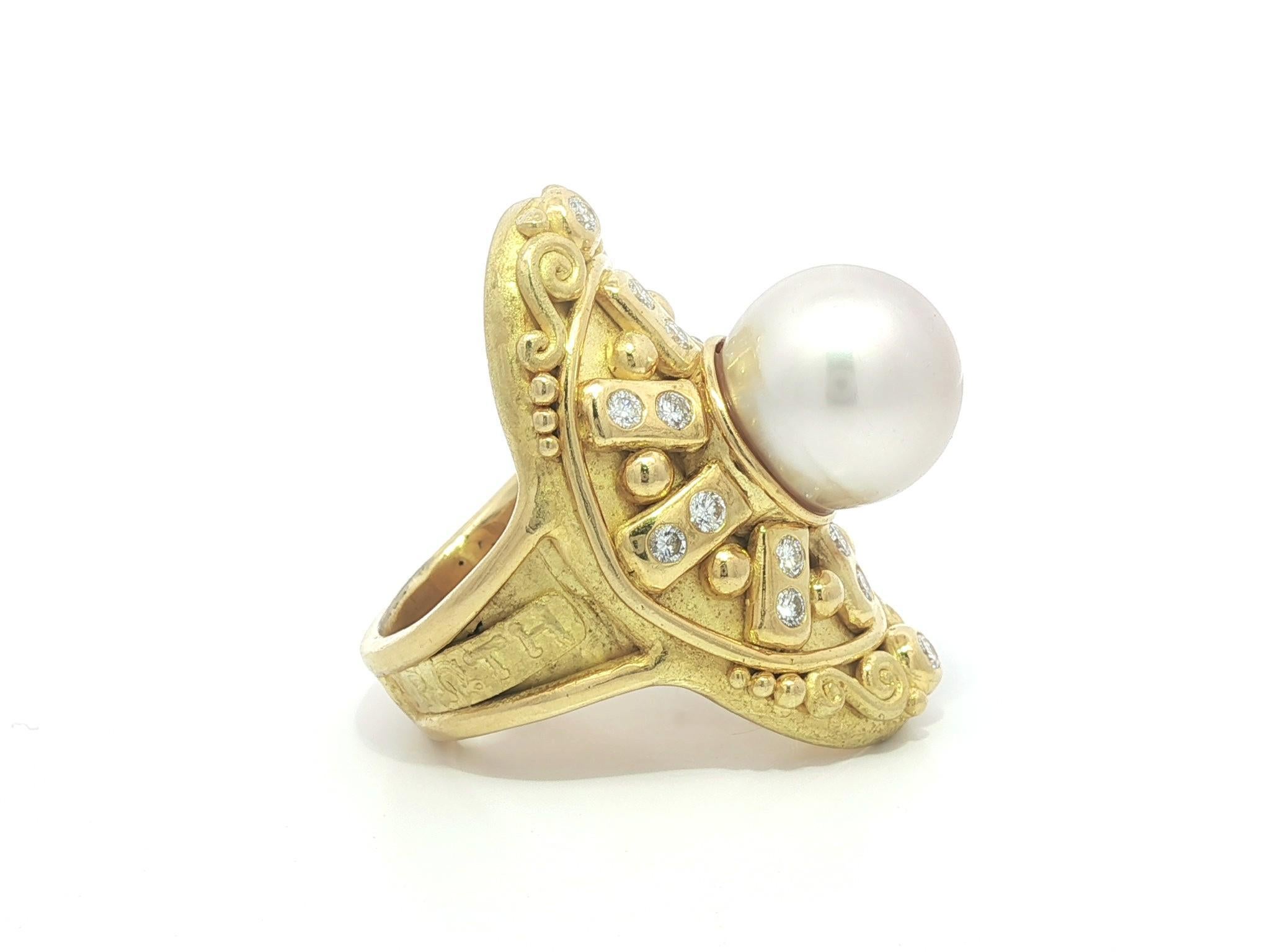 Denise Roberge Bague en or 18k avec perles et diamants, longuement bombée et ornée d'un travail à la grecque détaillé en vente 8