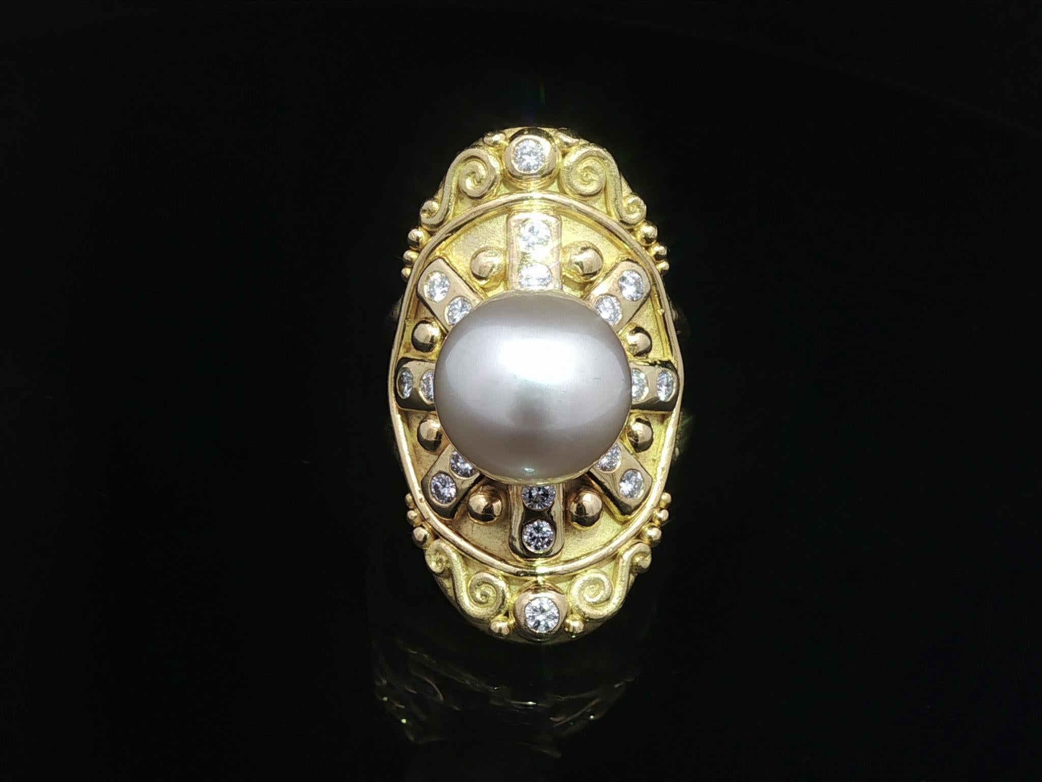 Denise Roberge Bague en or 18k avec perles et diamants, longuement bombée et ornée d'un travail à la grecque détaillé en vente 9