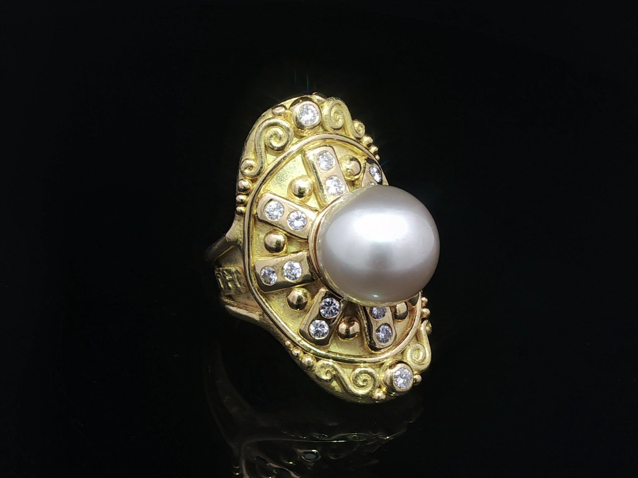 Denise Roberge Bague en or 18k avec perles et diamants, longuement bombée et ornée d'un travail à la grecque détaillé en vente 10