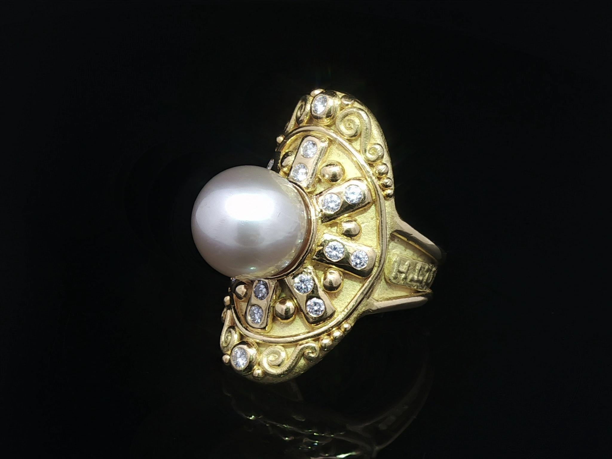 Denise Roberge Bague en or 18k avec perles et diamants, longuement bombée et ornée d'un travail à la grecque détaillé en vente 11