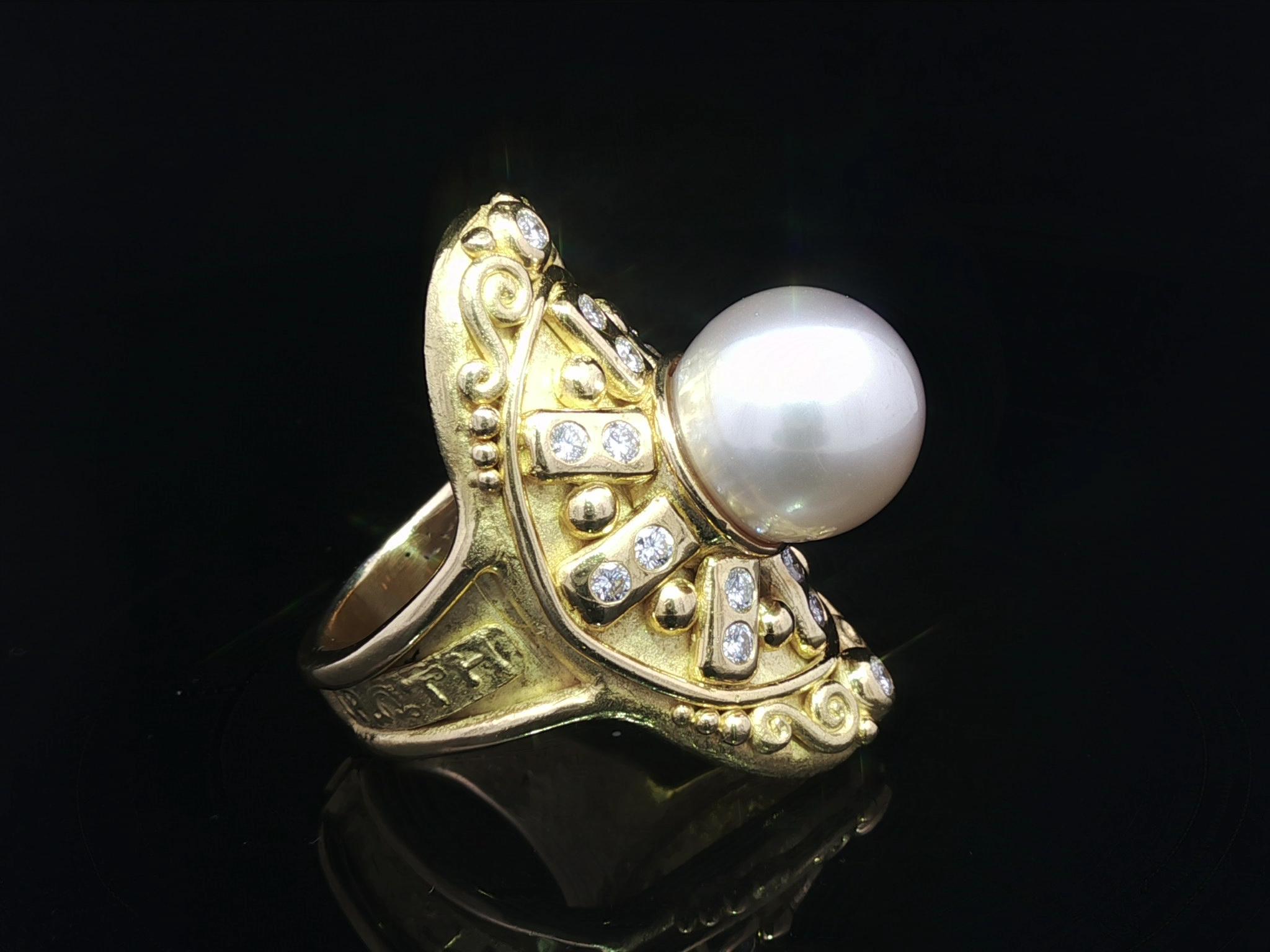 Taille ronde Denise Roberge Bague en or 18k avec perles et diamants, longuement bombée et ornée d'un travail à la grecque détaillé en vente