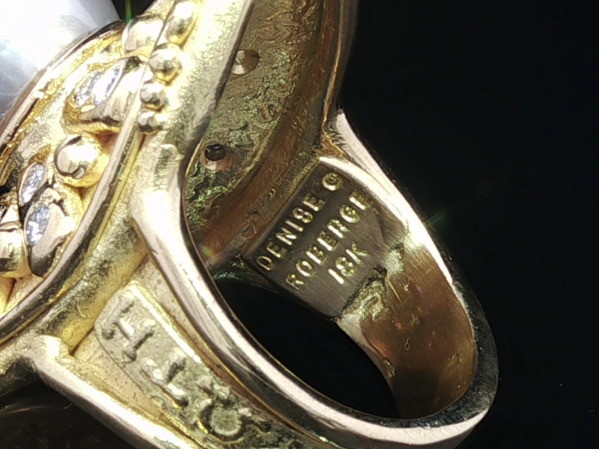 Denise Roberge Bague en or 18k avec perles et diamants, longuement bombée et ornée d'un travail à la grecque détaillé Bon état - En vente à Montclair, NJ