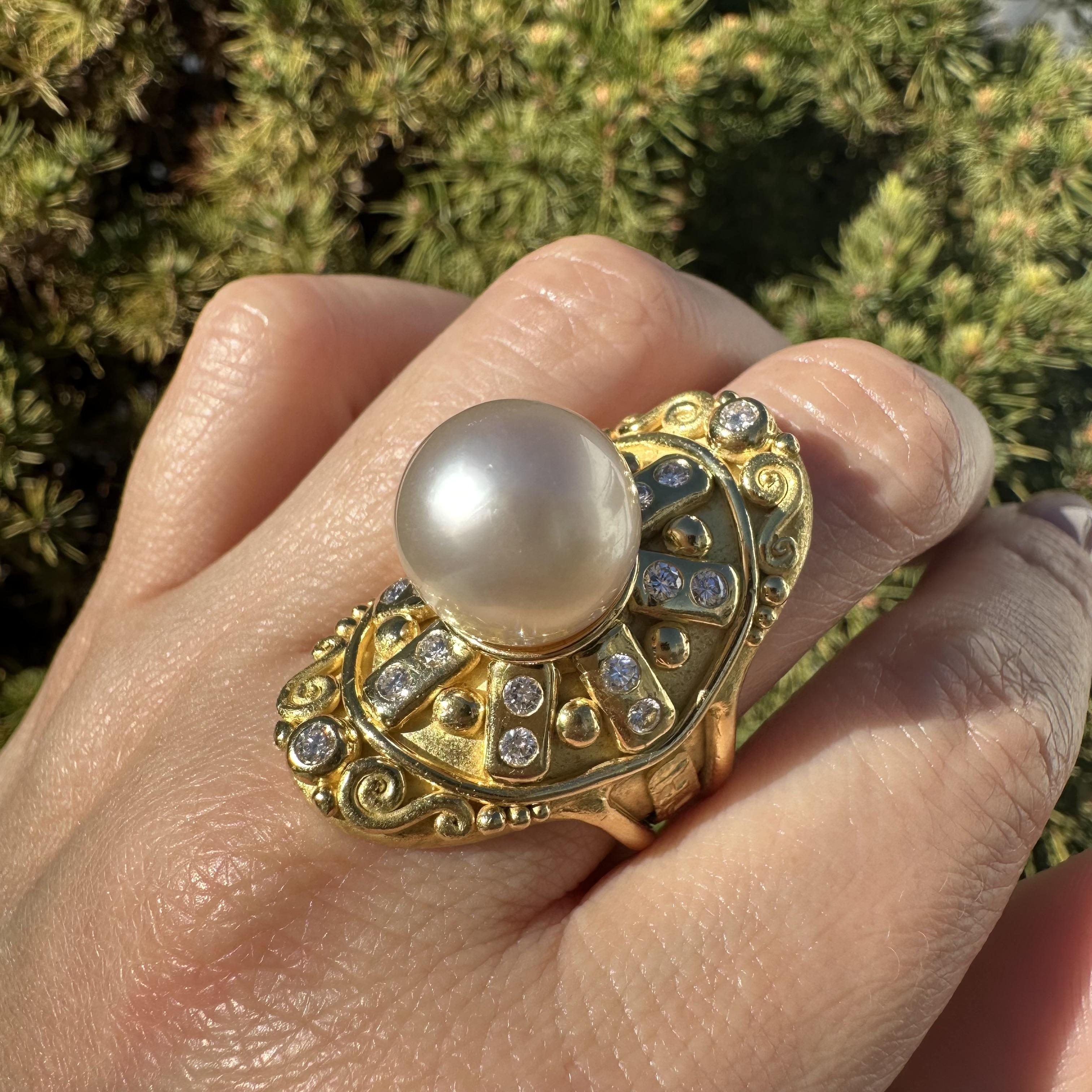 Denise Roberge Bague en or 18k avec perles et diamants, longuement bombée et ornée d'un travail à la grecque détaillé en vente 1