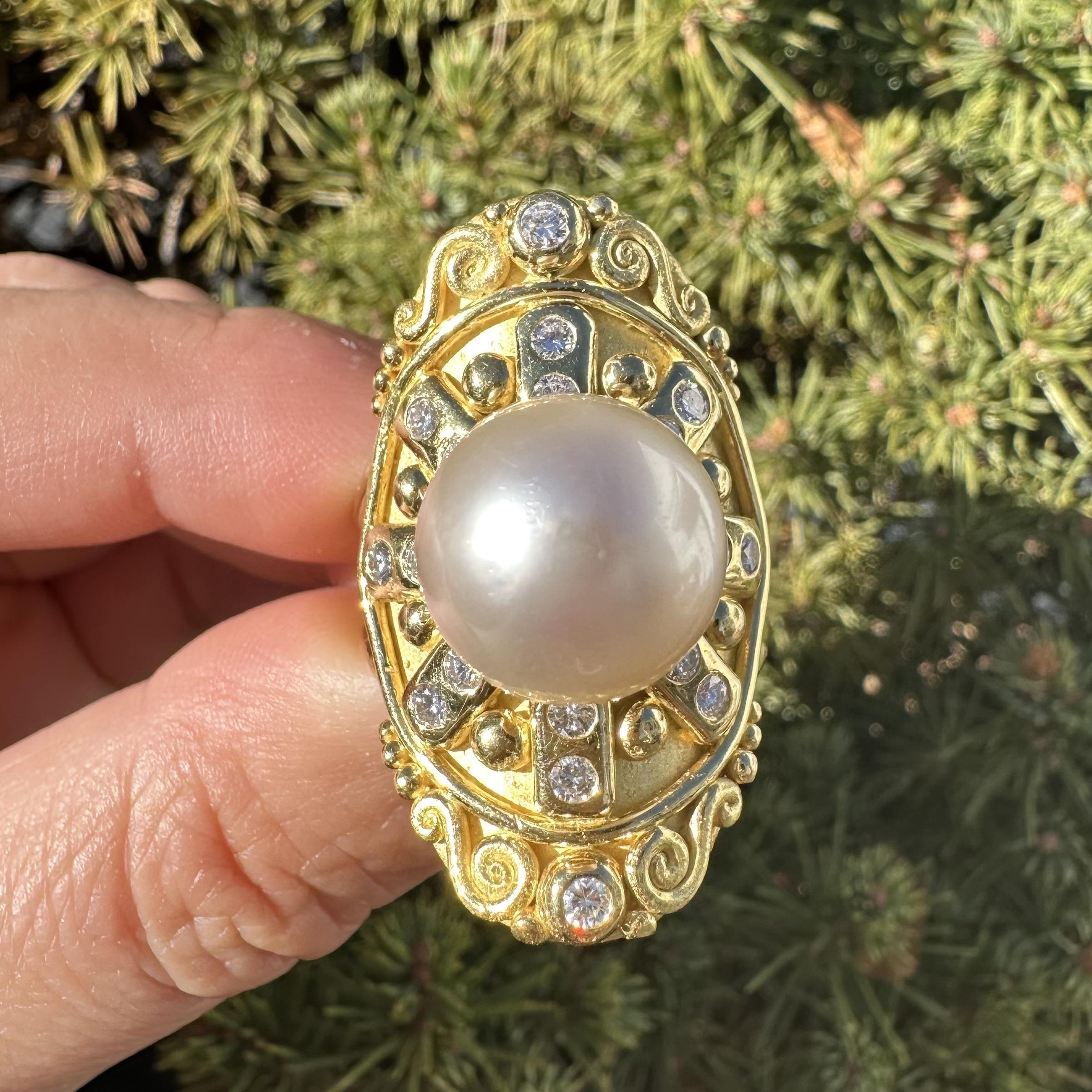 Denise Roberge Bague en or 18k avec perles et diamants, longuement bombée et ornée d'un travail à la grecque détaillé en vente 2