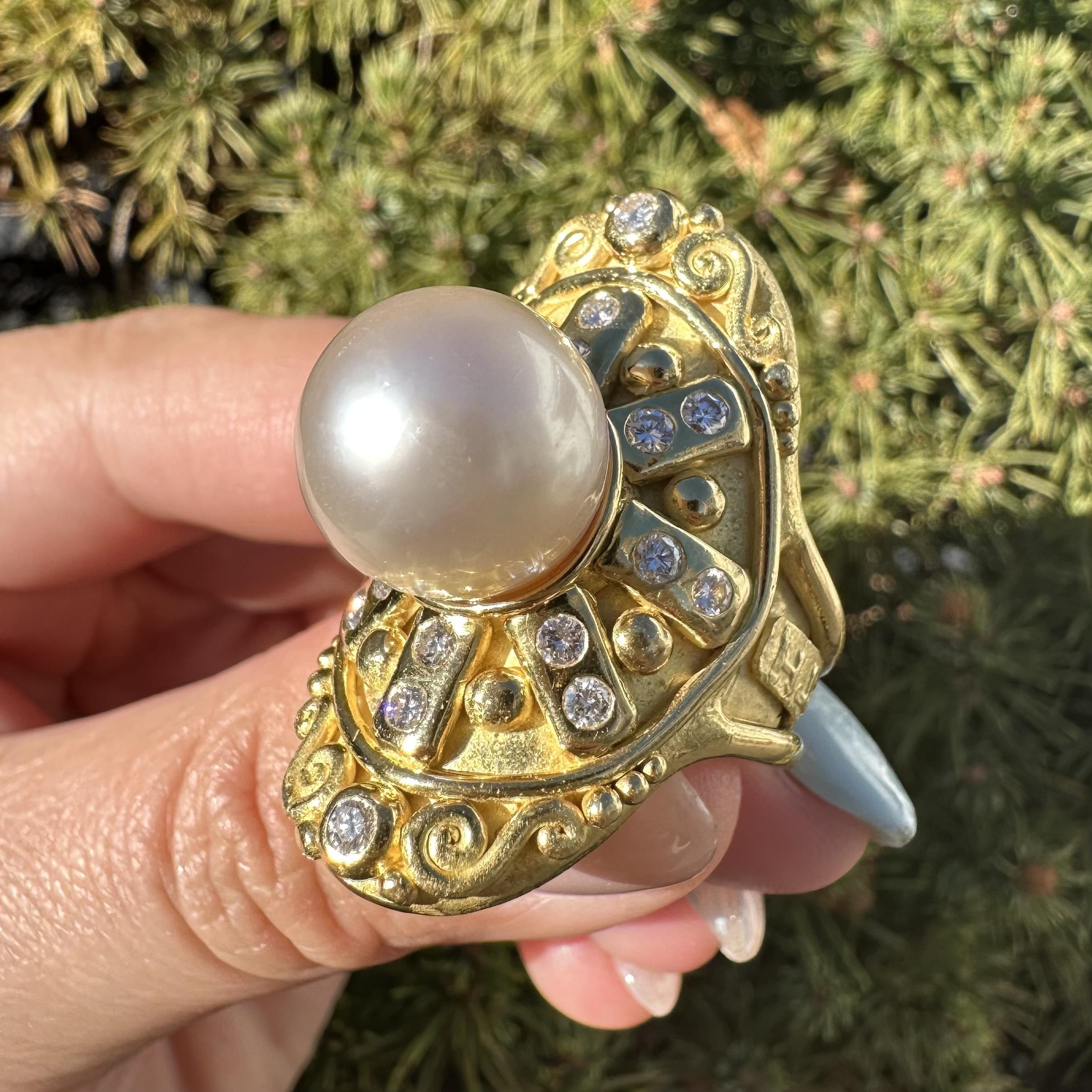 Denise Roberge Bague en or 18k avec perles et diamants, longuement bombée et ornée d'un travail à la grecque détaillé en vente 3