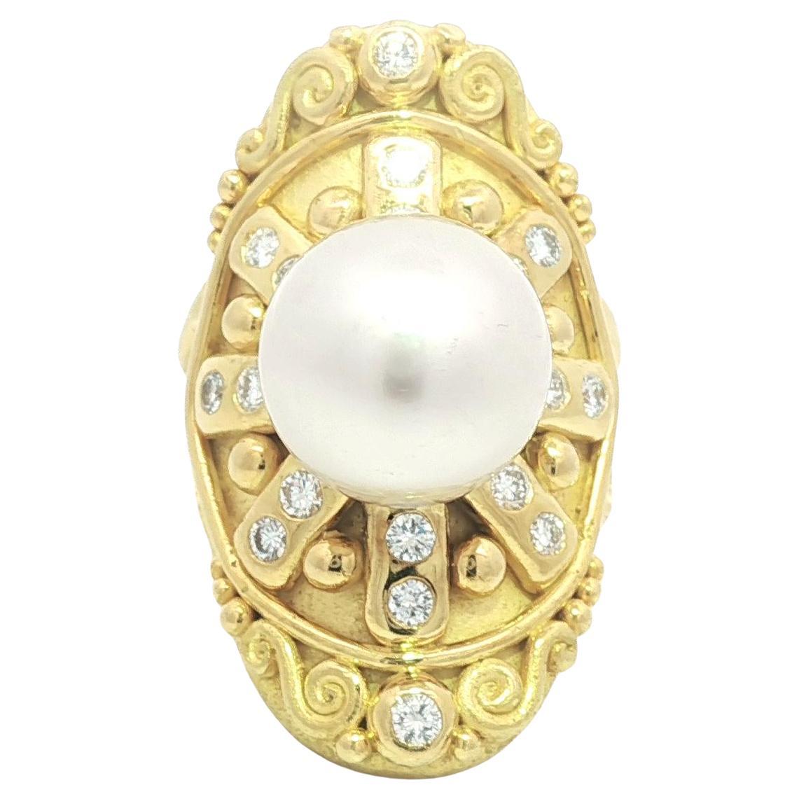 Denise Roberge Bague en or 18k avec perles et diamants, longuement bombée et ornée d
un travail à la grecque détaillé en vente