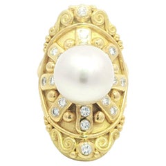 Denise Roberge Bague en or 18k avec perles et diamants, longuement bombée et ornée d
un travail à la grecque détaillé