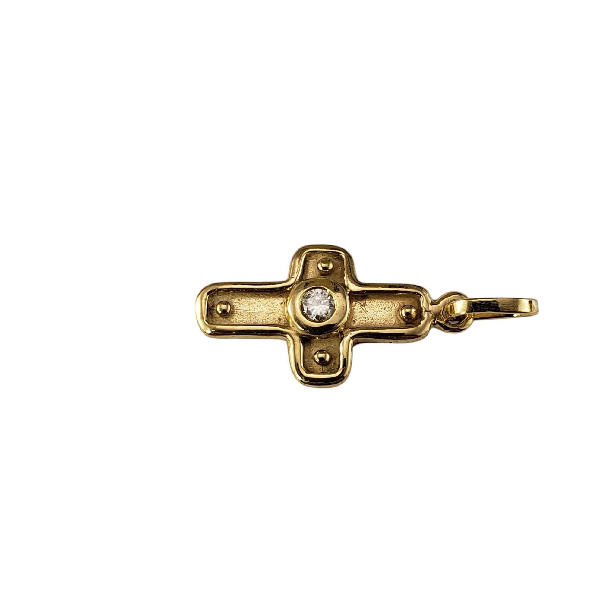 Colgante Cruz de oro amarillo de 18 quilates y diamantes Denise Roberge

Este precioso colgante en forma de cruz fue modificado a partir de un pendiente por la diseñadora de joyas californiana Denise Roberge. Con un diamante redondo de talla