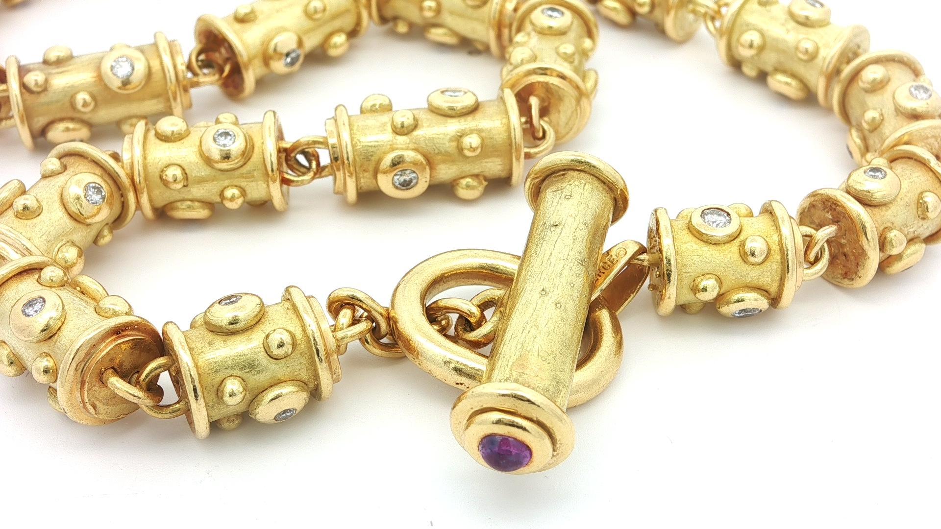 -Stein(e)-
(2) Echte lila Saphire - runder Cabochon-Schliff - Lünettenfassung - lila Farbe - je 3,5 mm (ca.)
(57) Natürliche echte Diamanten - Runder Brillantschliff - Brüniert - Farbe F/G - Reinheit VS1/VS2 - 2,28ctw (ca.)

MATERIAL: Massives 18k