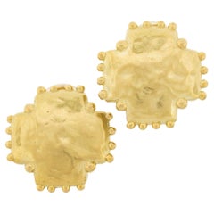 Denise Roberge Boucles d'oreilles clips en or jaune 18K en forme de croix texturée avec perles