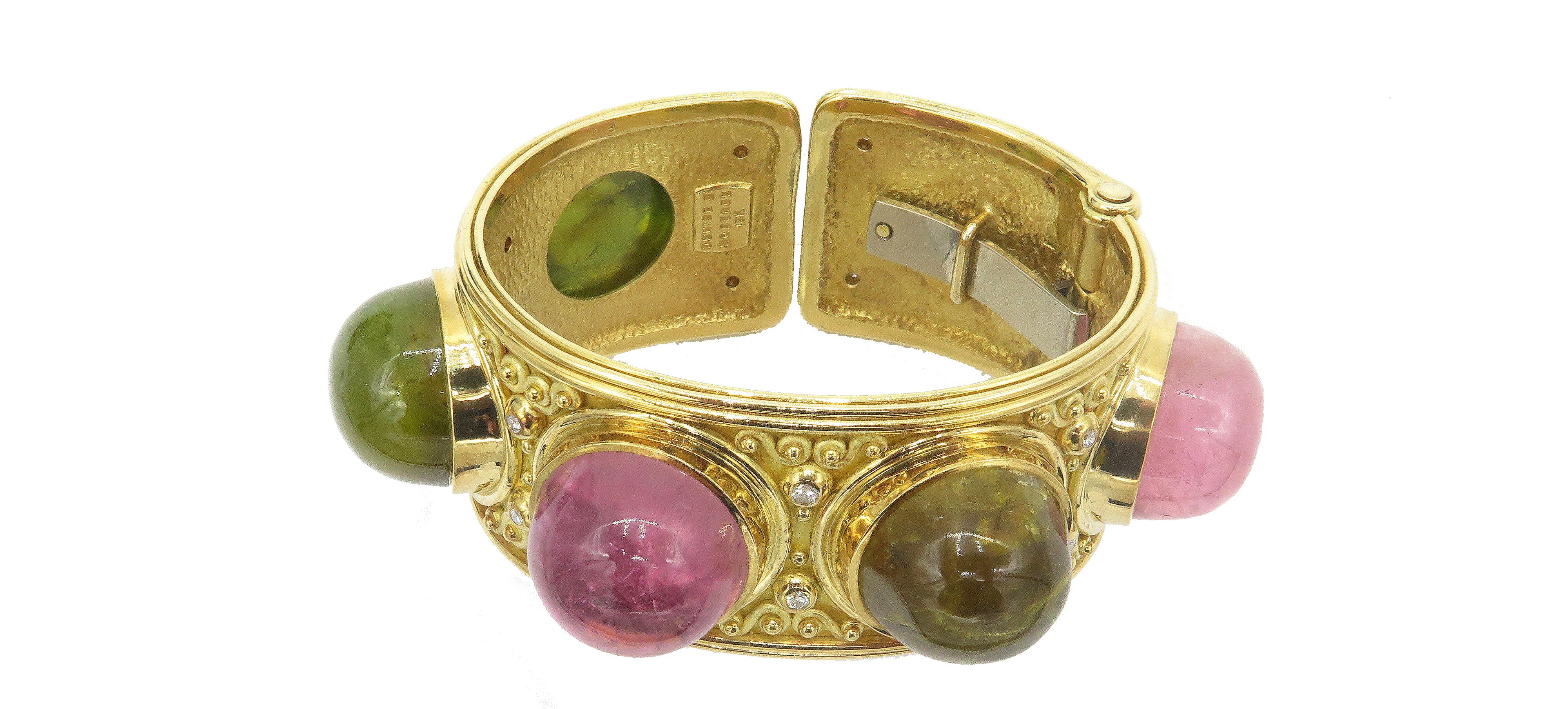 Eine schöne breite Manschette Armband von Denise Roberge, in 18kt Gelbgold mit einer Reihe von mehrfarbigen Cabochon Turmalin's gesetzt. Diese schöne Kreation von Denise Roberge wiegt ca. 183,8 Gramm und ist 2,5 