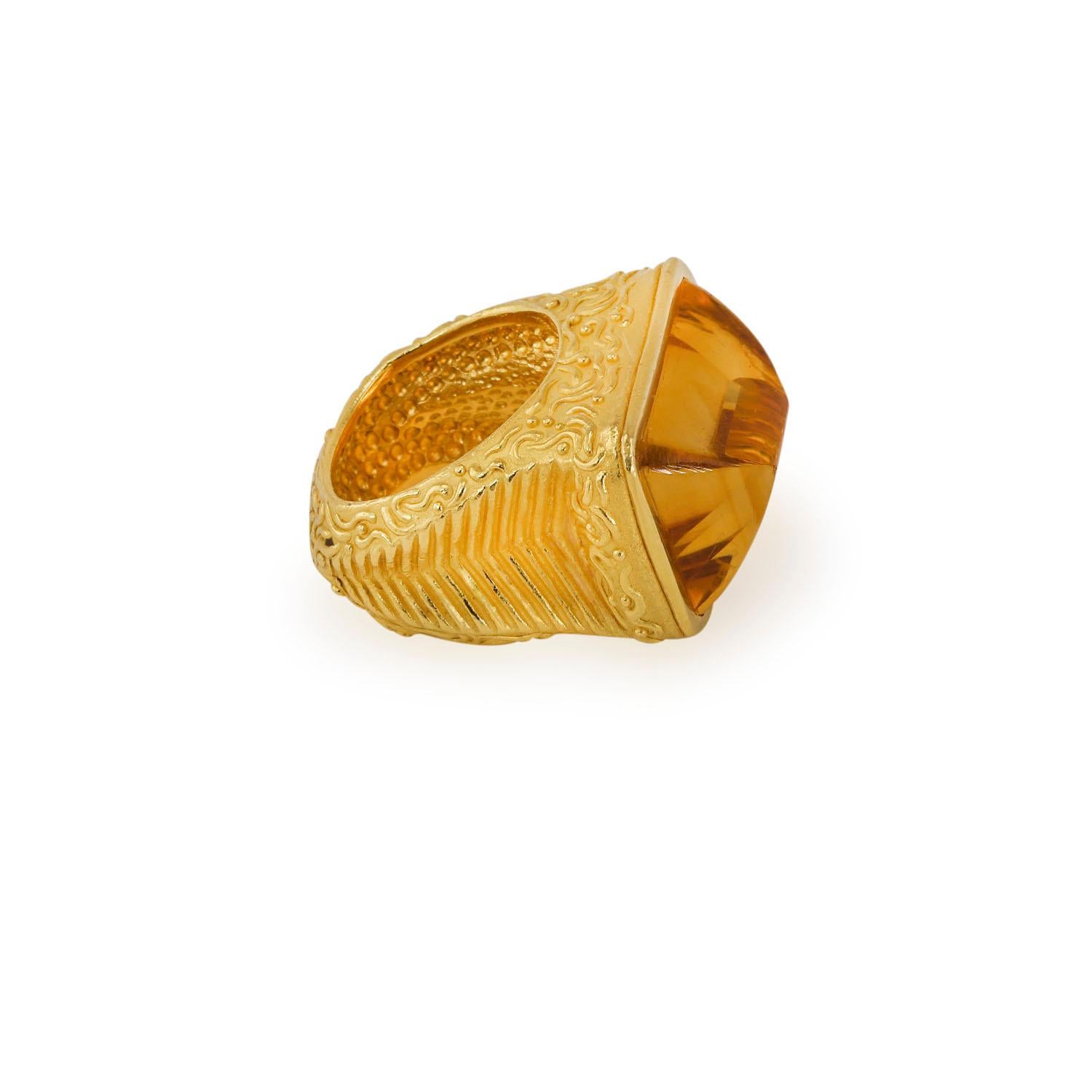 22K yellow gold
Citrine (22.00 ctw.)
Size 8.5
50.4 grams
Gemstone weight is approximate