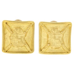 Denise Roberge Boucles d'oreilles bouton carrées en or 22 carats avec détails en forme de sceau texturé en forme de bouclier