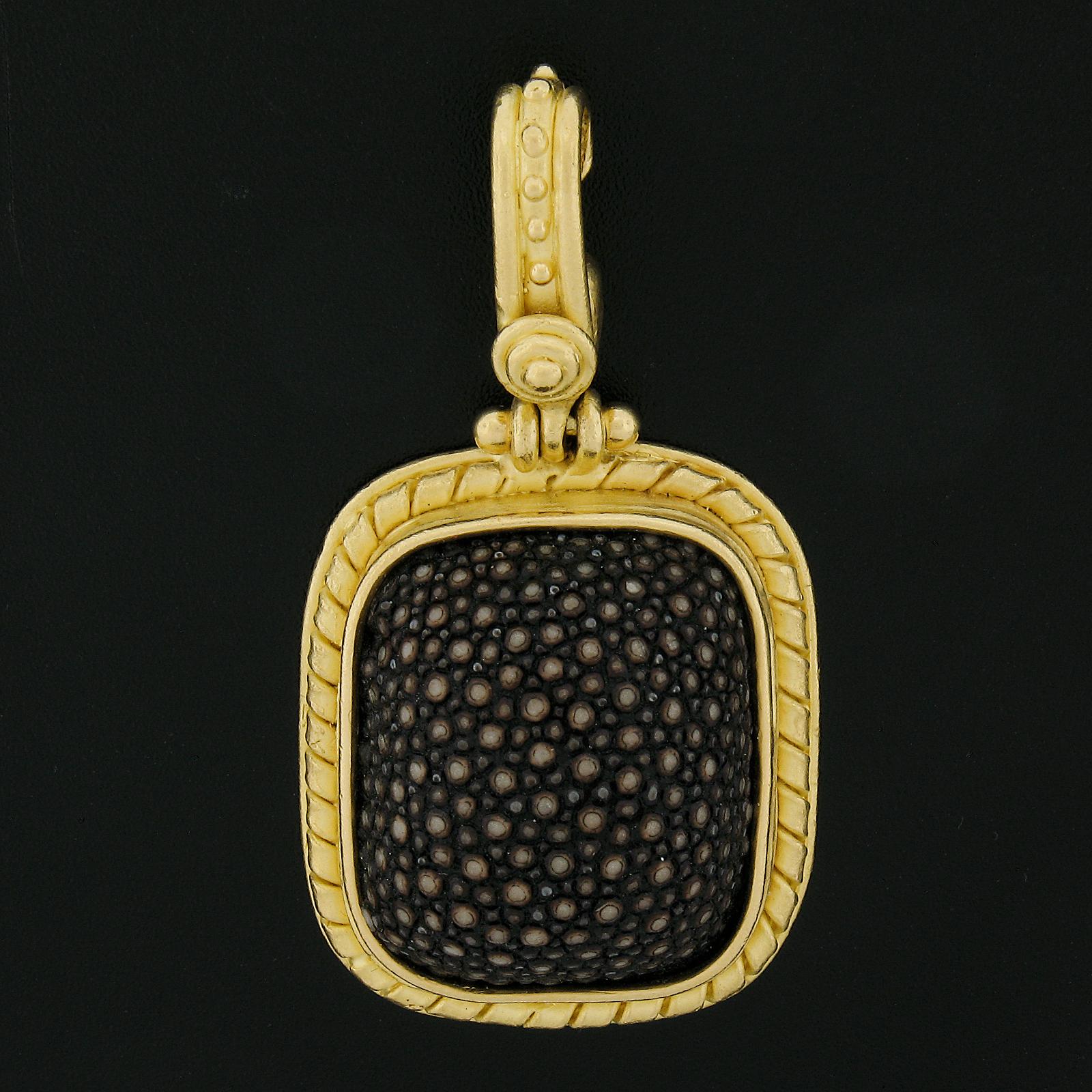 Material: 22K Solid Yellow Gold & Leather
Weight: 34.15 Grams
Pendant Height: 59mm (2.3