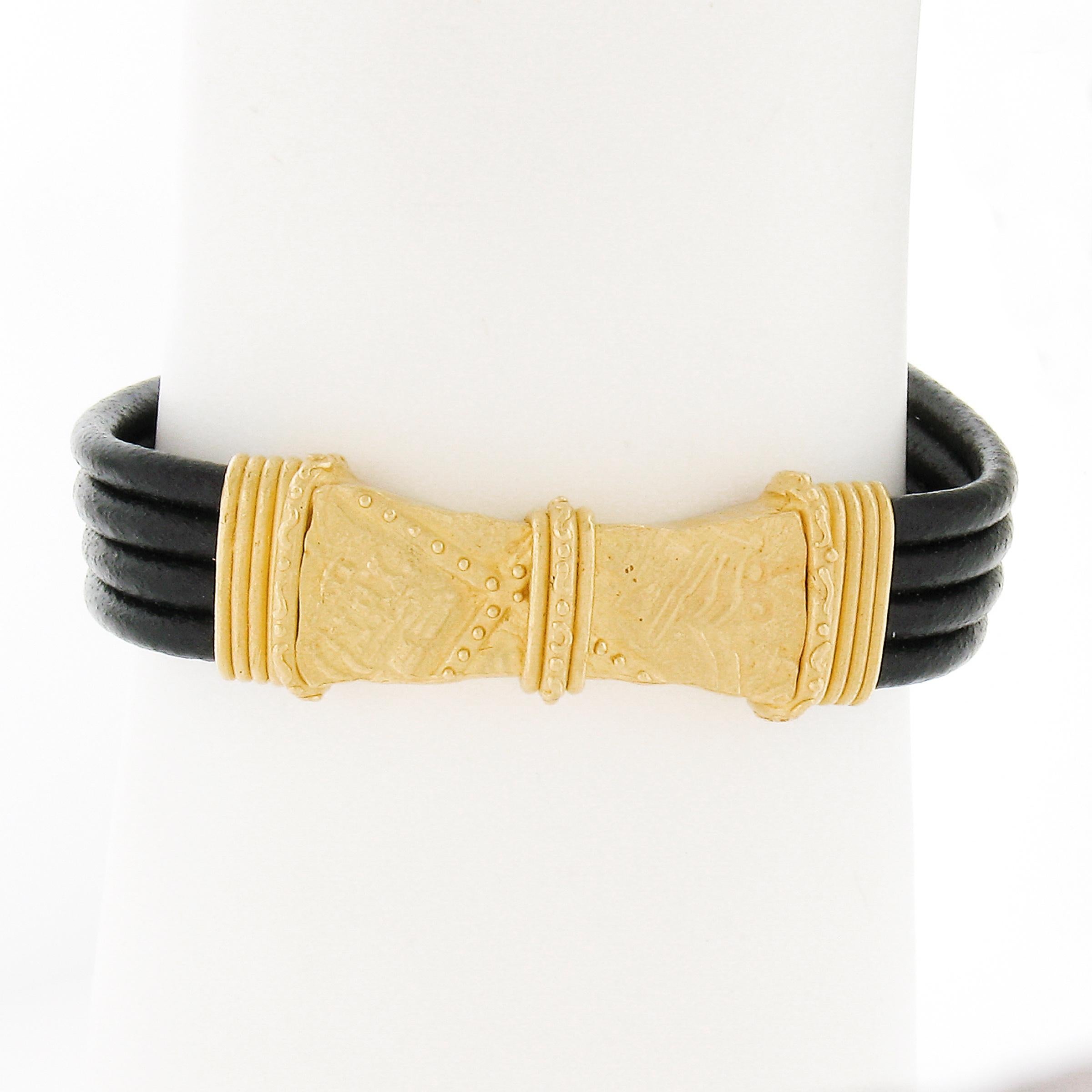 MATERIAL : Or jaune 22k massif avec Corde en cuir noir
Poids : 41,43 grammes
Type de chaîne : Cordon en cuir noir à 4 rangs - 3 mm
Taille : S'adapte confortablement à un poignet de 6,5