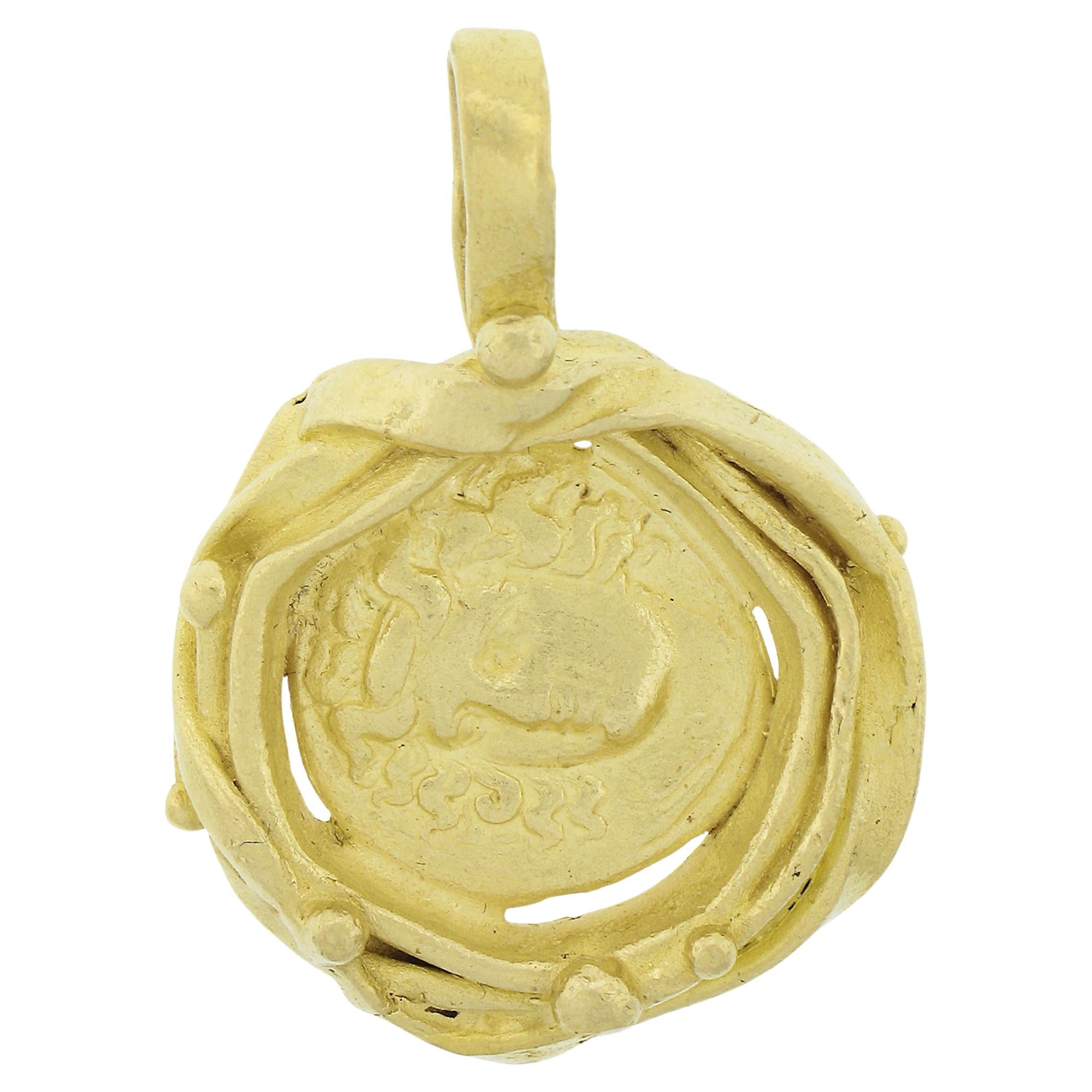 Denise Roberge Colgante de oro amarillo de 22 quilates con textura de moneda antigua y abalorios