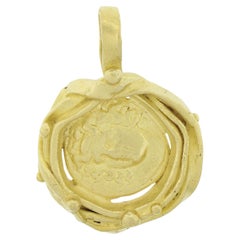 Denise Roberge Pendentif breloque ancienne pièce de monnaie en or jaune 22 carats texturé et travaillé de perles