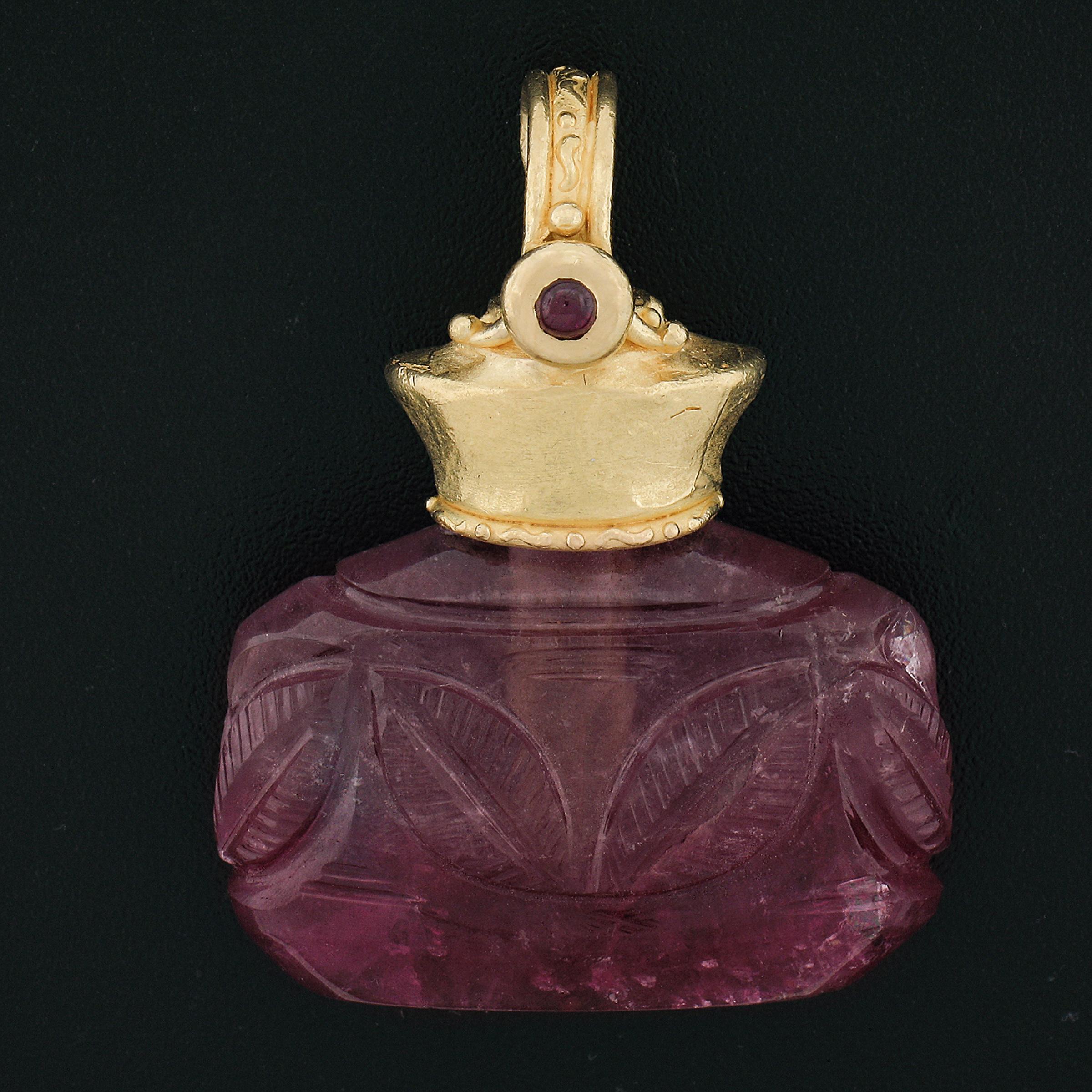 --Pierre(s) :...
(1) Tourmaline Naturelle Véritable - Sculptée à la main - Couleur rose foncé - 31.9x20.9mm (approx.)
(1) Rubis véritable naturel - taille cabochon rond - couleur rouge foncé - 2,5 mm (environ)

MATERIAL : Or jaune 22k massif 
Poids