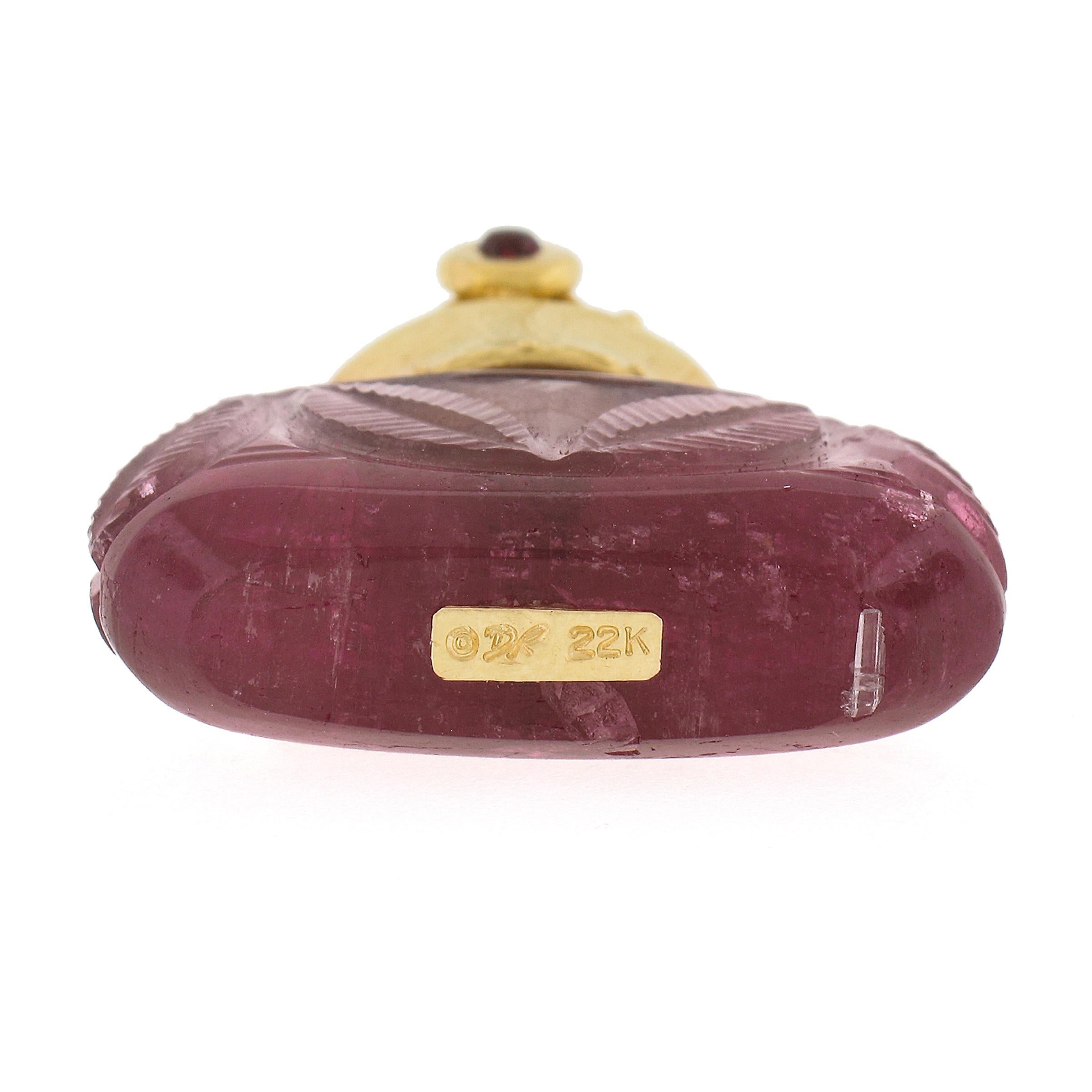 Denise Roberge Pendentif en forme de bouteille en or jaune 22 carats sculpté à la main en vente 1