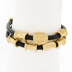 Denise Roberge, bracciale con charme a scorrimento in oro giallo 22 carati e corde in pelle nera da 6,5".