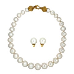 Denise Roberge, collier et boucles d'oreilles en or jaune 22 carats et perles des mers du Sud blanches