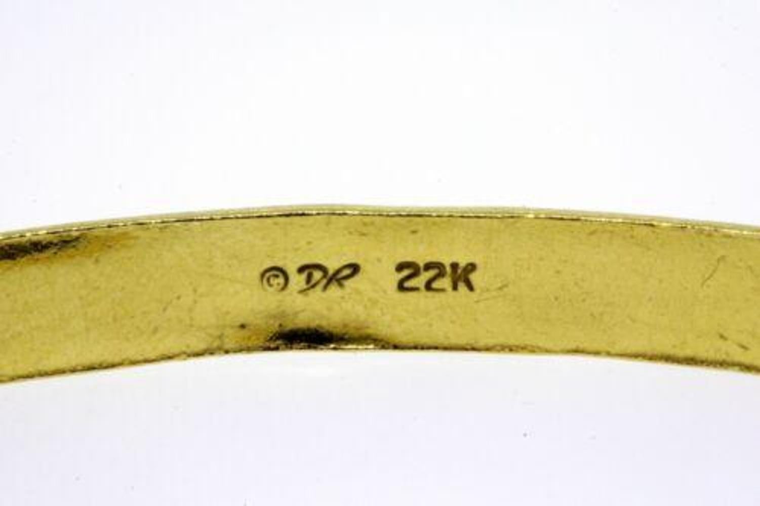 Ecco uno splendido e rarissimo bracciale bangle di Denise Roberge con un disegno centrale a spina dorsale in rilievo, di 8,5 pollici all'interno.  
Ottima finitura irregolare martellata, aspetto molto organico. Non ne troverai un'altra come questa