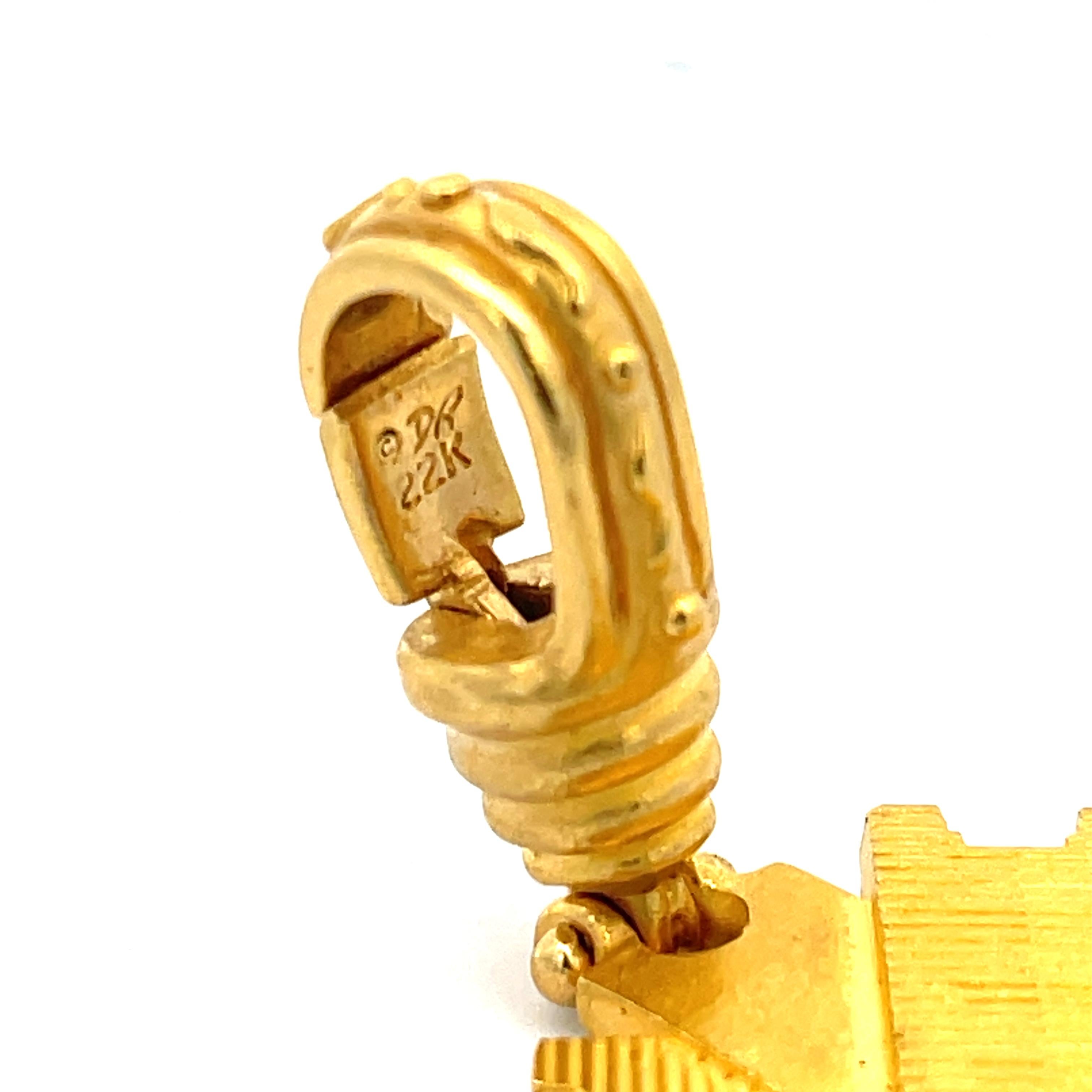 Pendentif contemporain Denise Roberge en or jaune 22K. Estampillé DR 22K. CHAÎNE NON INCLUSE.
2