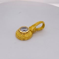 Colgante de oro amarillo de 22 quilates hecho a mano con diamantes Renacimiento etrusco de Denise Roberge