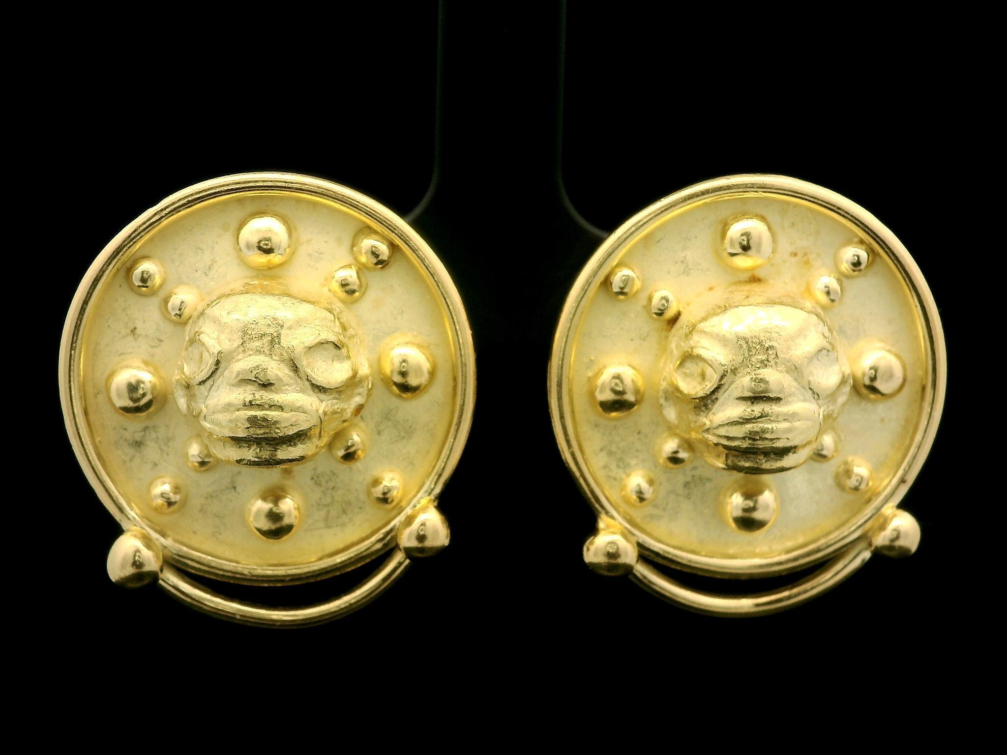 Denise Roberge Boucles d'oreilles clip en or jaune 18 carats avec bouton à face texturée en vente 7