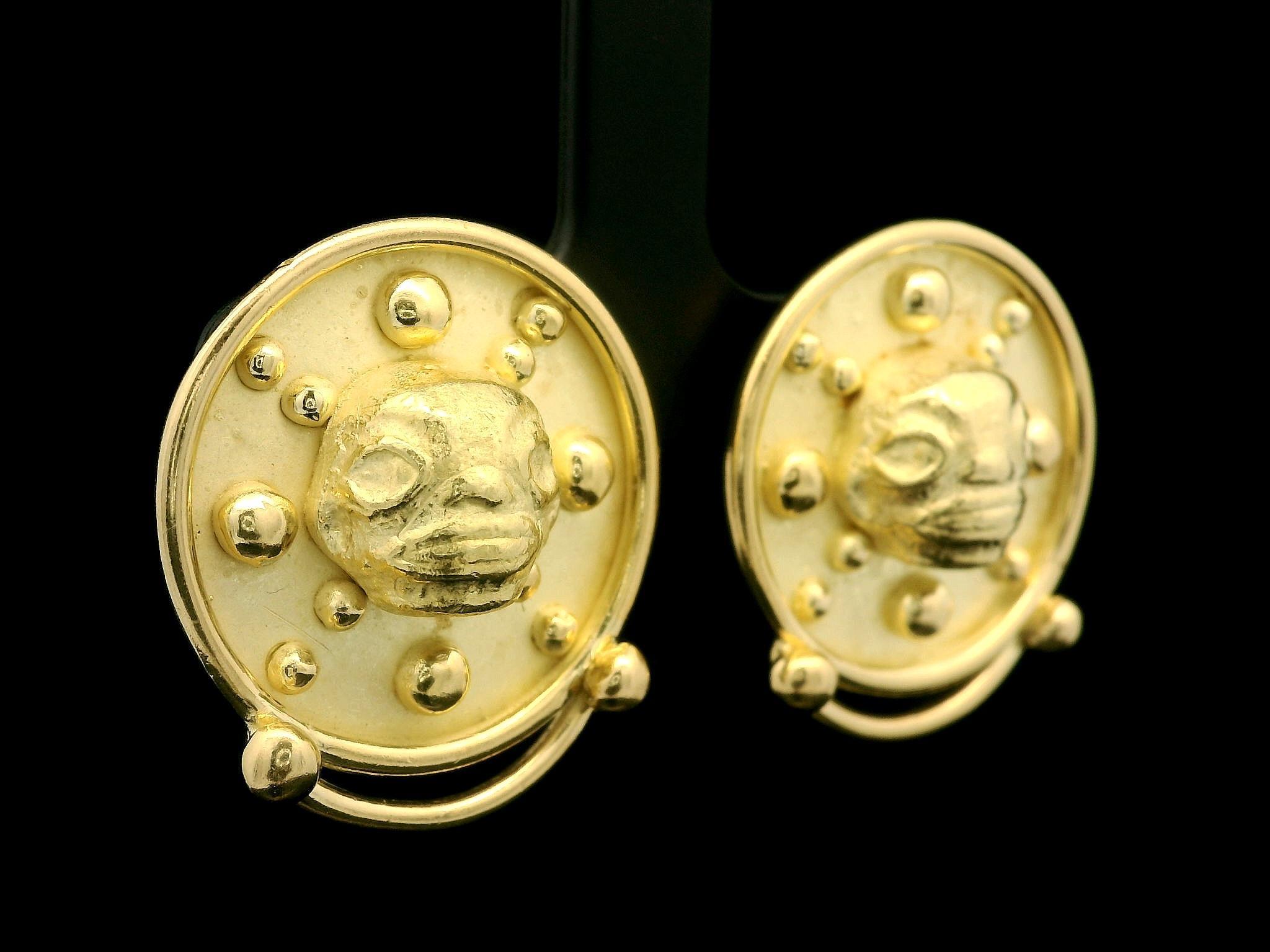 Denise Roberge Boucles d'oreilles clip en or jaune 18 carats avec bouton à face texturée Excellent état - En vente à Montclair, NJ
